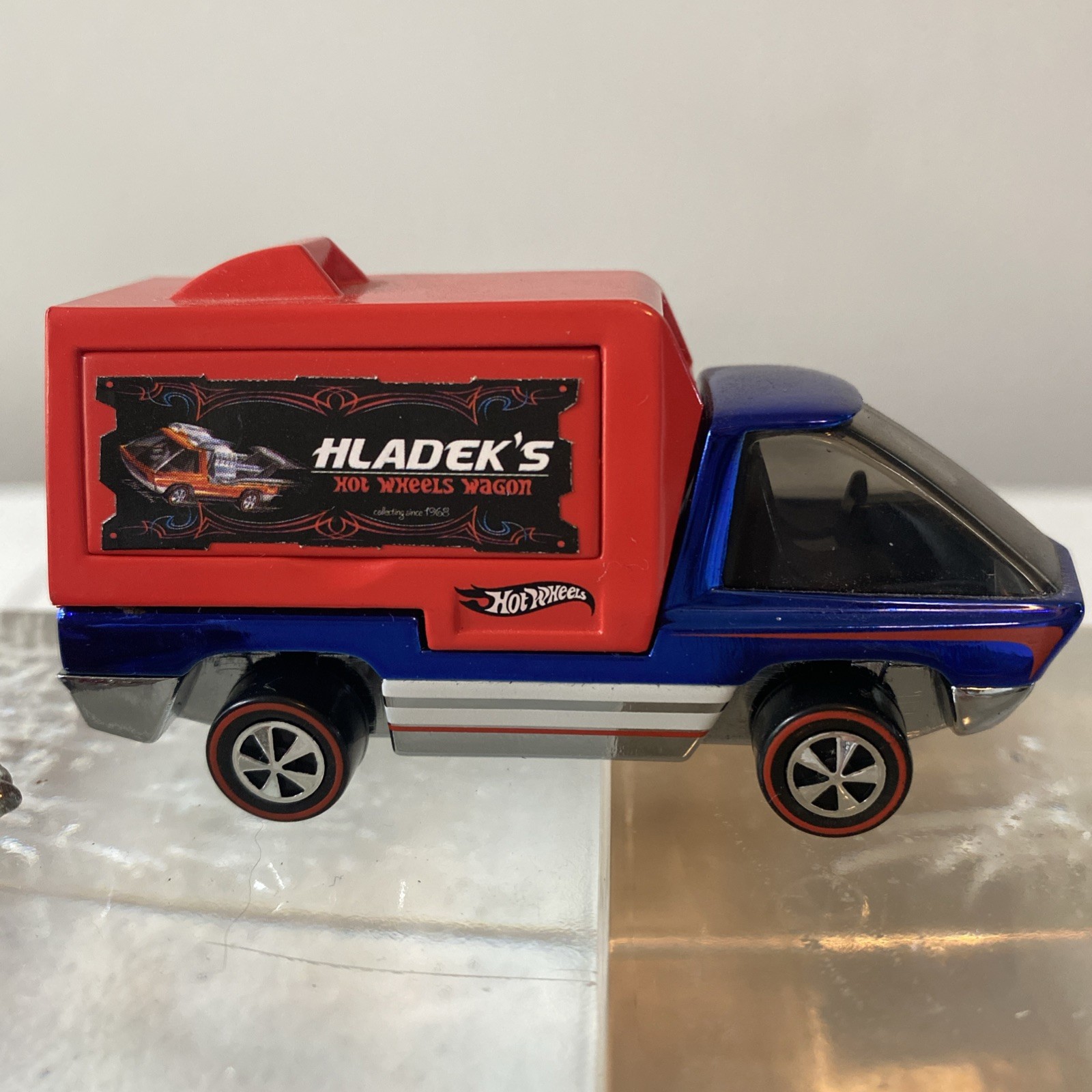 Hot Wheels Vending Truck The Heavy Dark Blue RLC REWARDS Series and 2 redlines