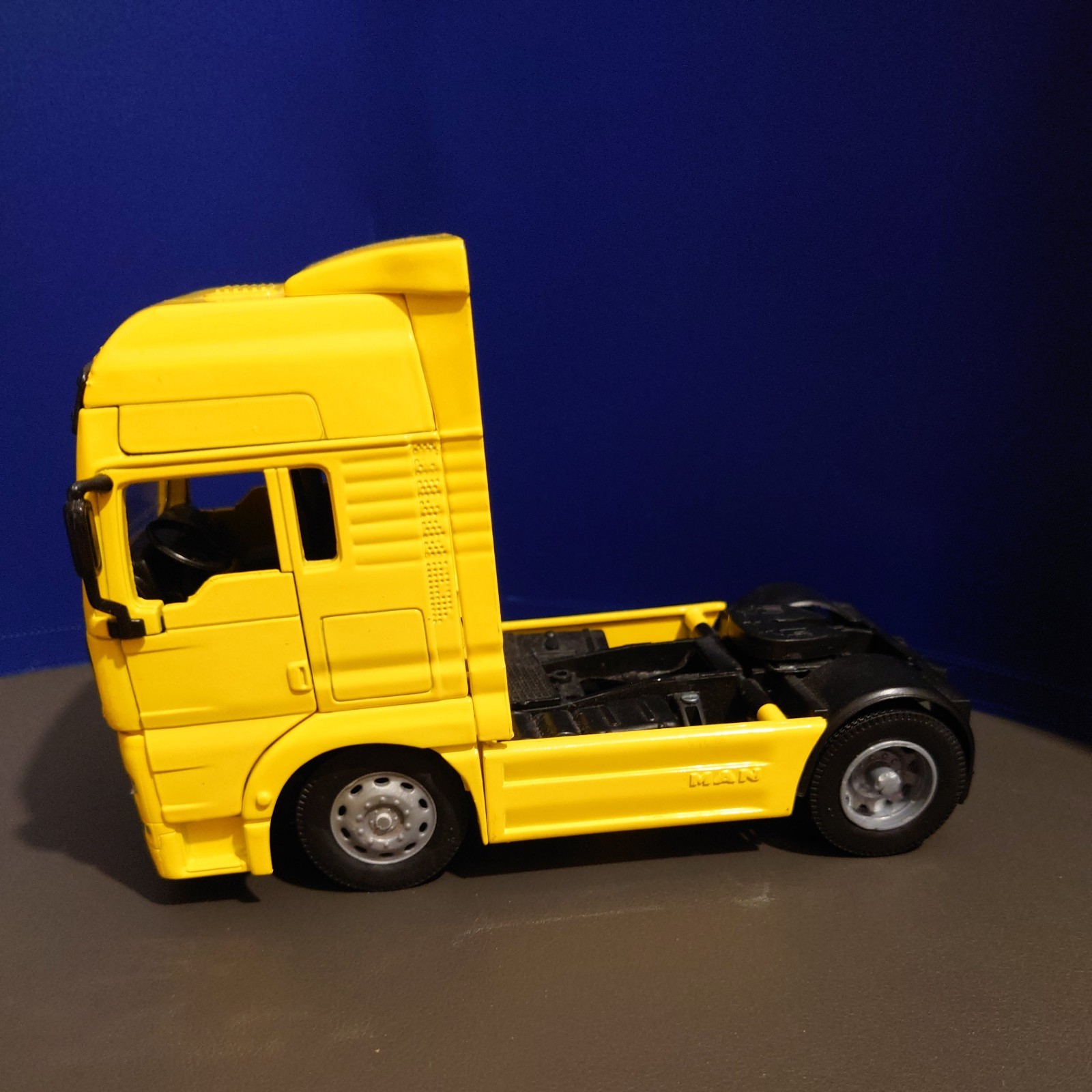 New Ray Man Truck Tractor Unit 1:32 Scale Diecast Model Used