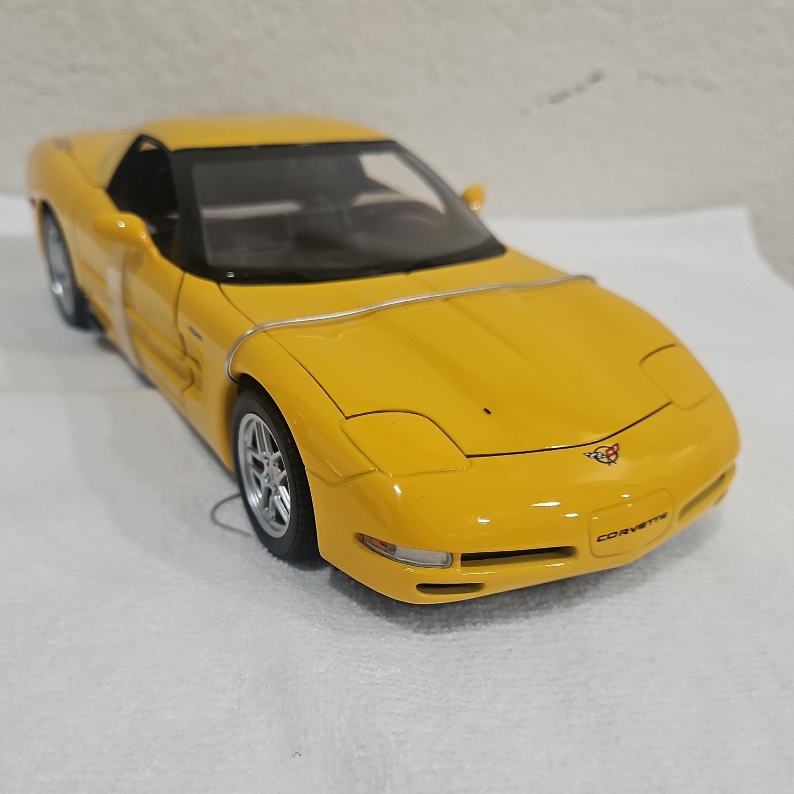AUTOart 1:18 Chevrolet Corvette 2002 Contemporary Diecast Yellow/Black w/ Case