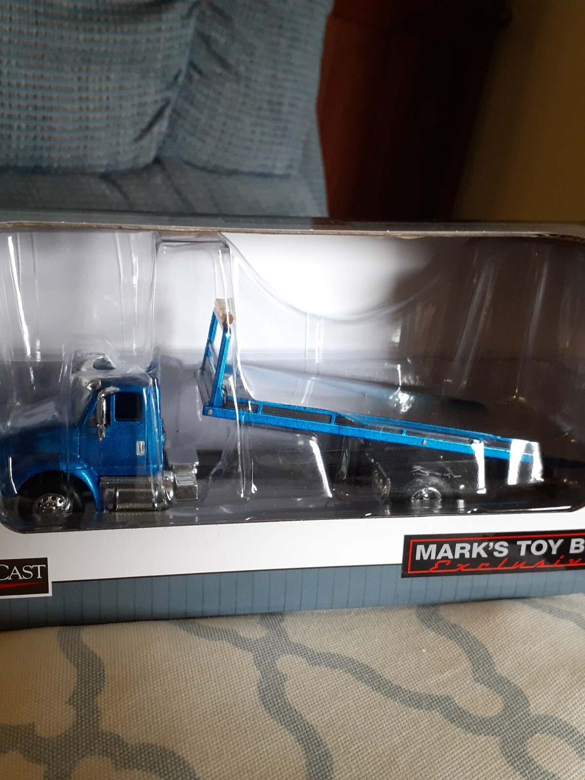 NIB 1/64 Blue International IH 8600 Rollback Tow Truck SpecCast