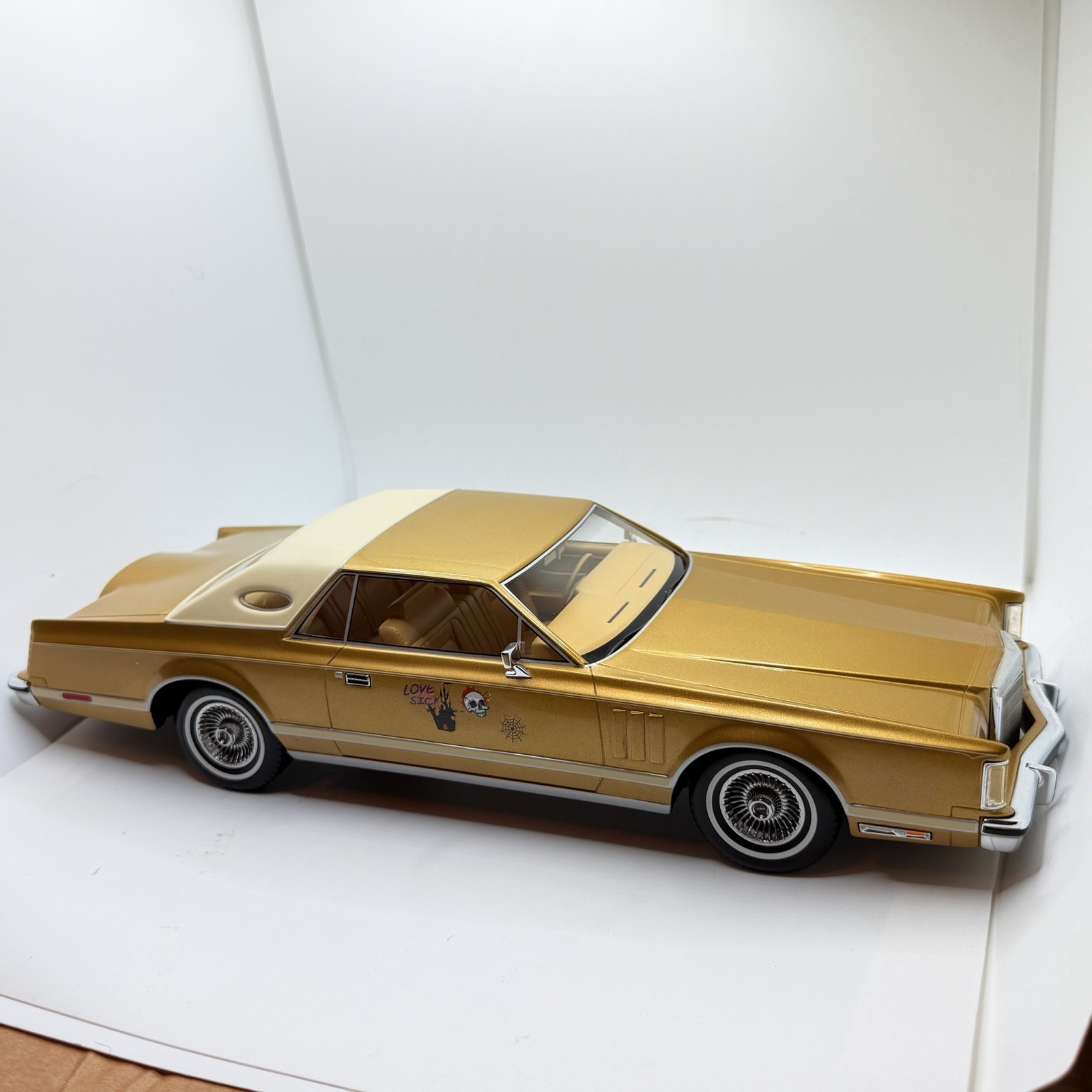 1977 LINCOLN CONTINENTAL MARK V GOLD SEALED MODEL 1:18 by MCG MODEL CAR GROUP