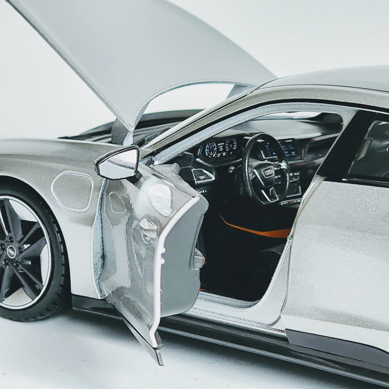 Maisto Special Edition 2022 Audi RS e-tron GT Silver 1:18 Diecast