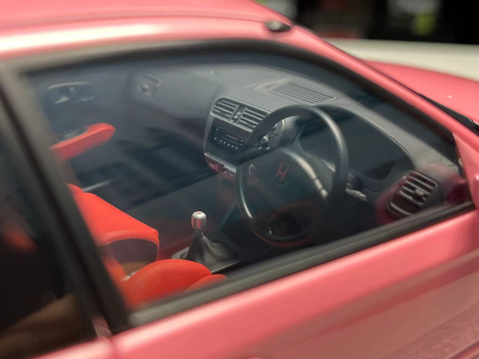 Motorhelix 1/18 honda civic type r EK9 In Light Pink