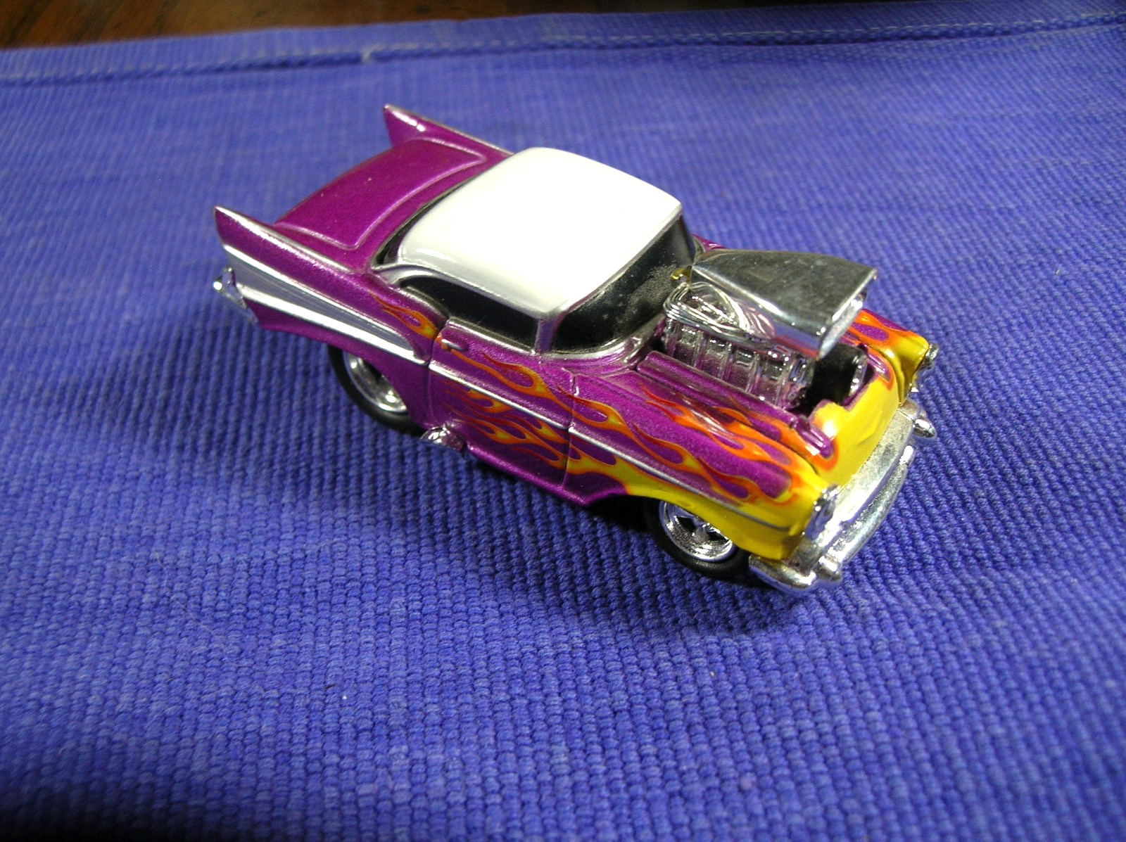 Muscle Machines 57 Chevy Bel Air Purple/White w/Flames 1957 Chevy 3″ long