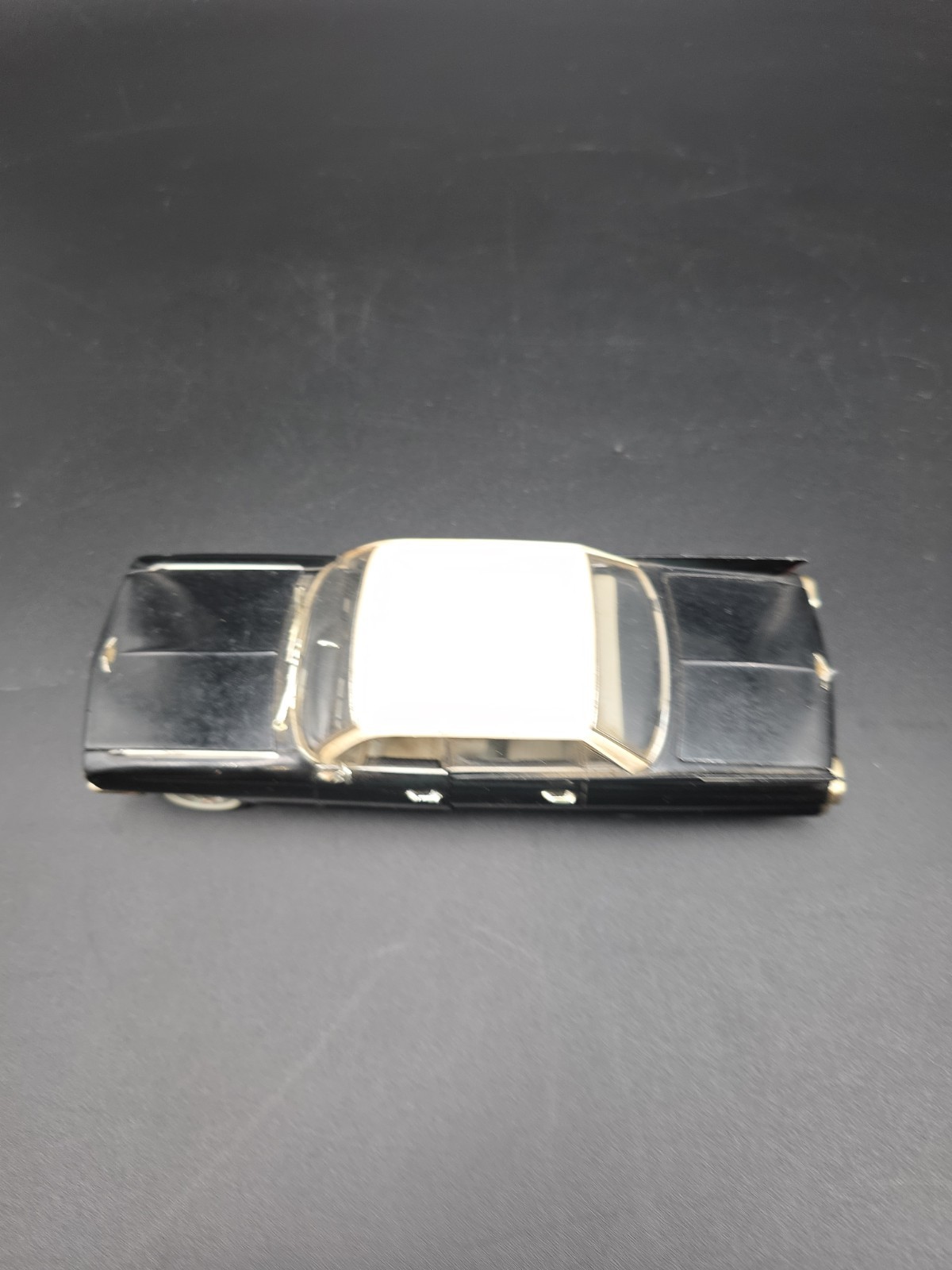 Signature Models: 1/32 Diecast 1961 Sedan De Ville Black/White