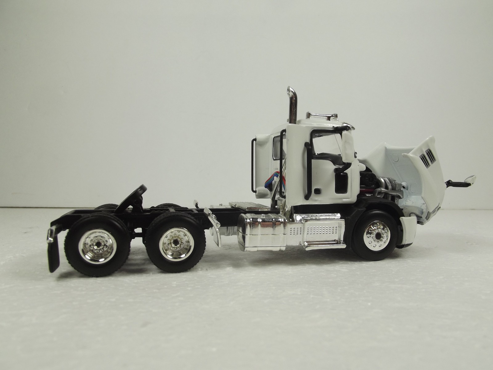 1/64 MACK ANTHEM TANDEM AXLE DAY CAB