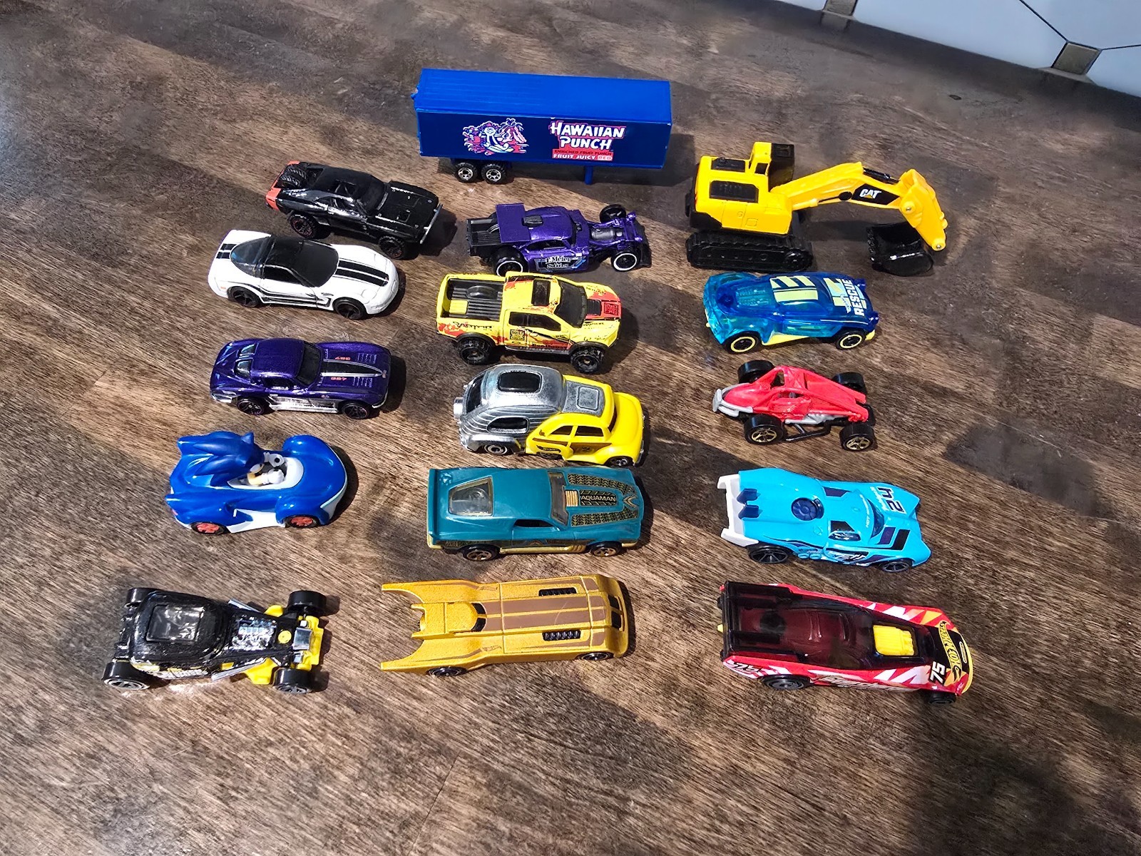 16 Hot Wheels & Other Various Diecast Toy Cars Lot – Sonic, Cat, Hawaiian Punch