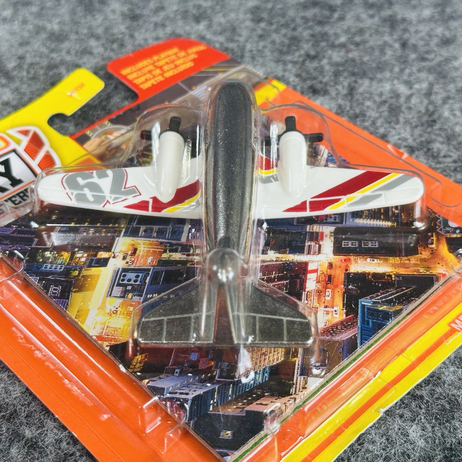 Lot of 2 Matchbox Sky Busters MBX Airliners 10/33 Silver & 5/31 Bronze w/playmat