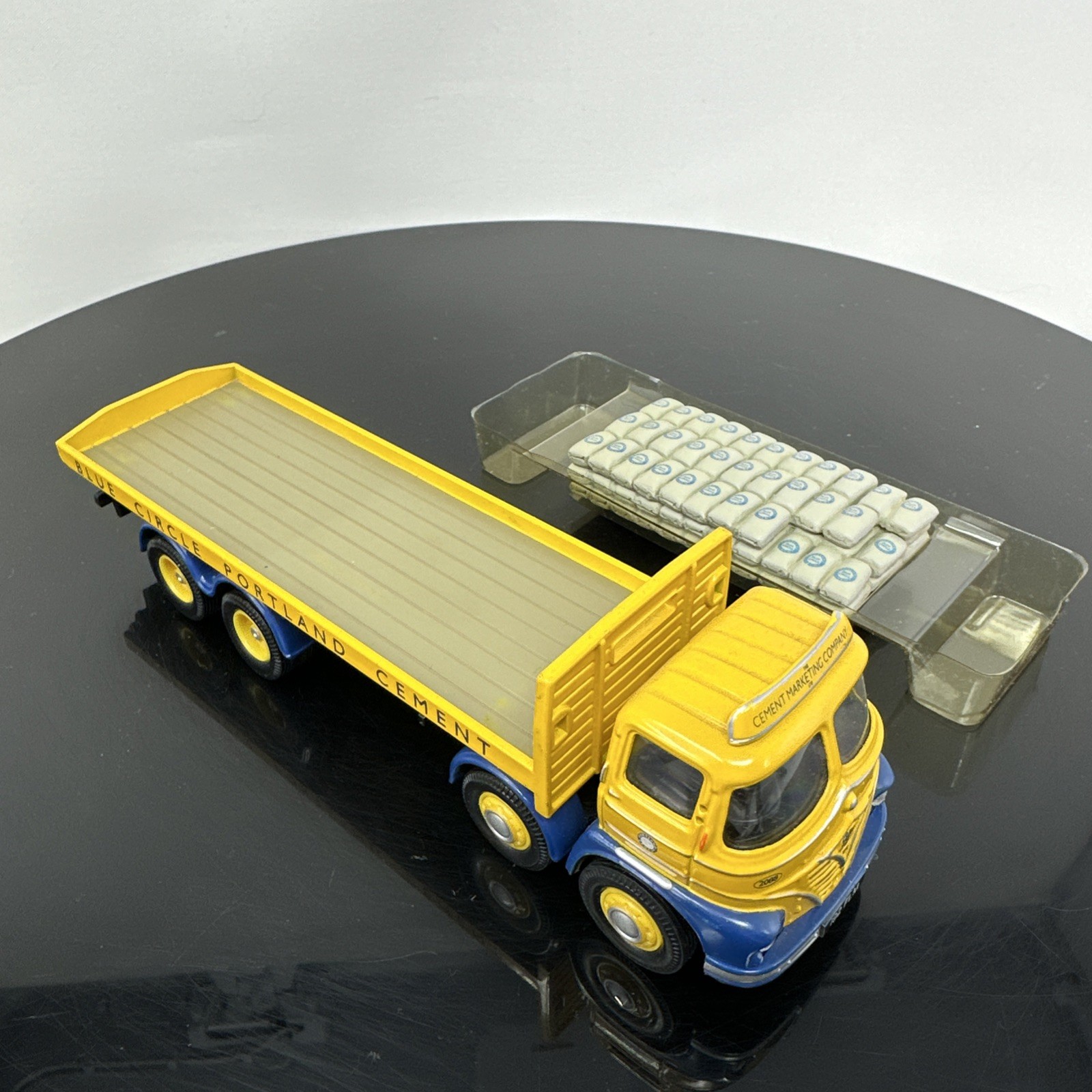 Corgi 13904 Blue Circle Cement Foden S21 8 Wheel Platform Lorry with Cement Bags
