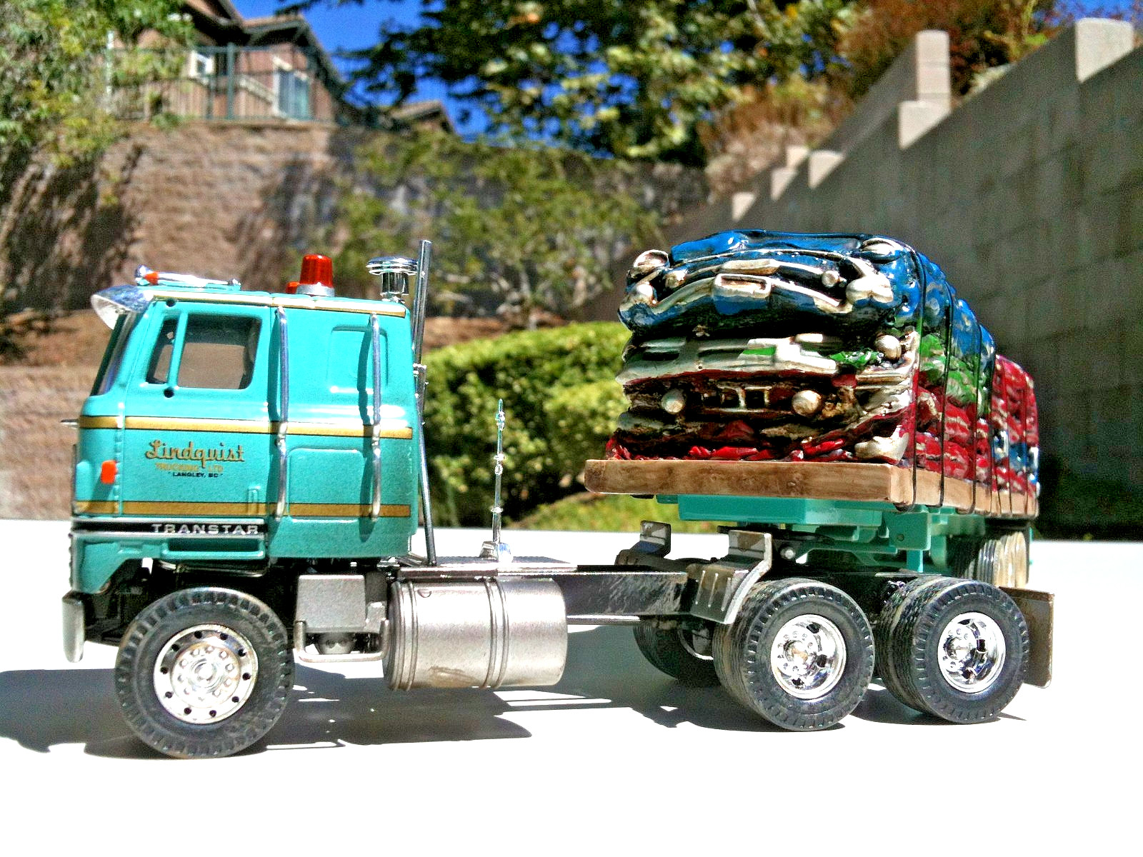 Corgi Heavy Haulers International Transtar with Crushed Car Load 1:50 Scale