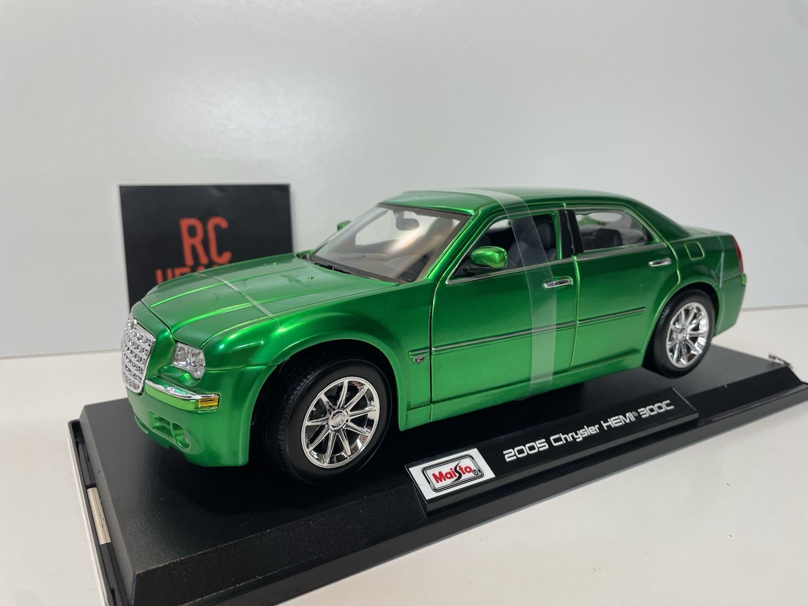Maisto 2005 Chrysler Hemi 300c 1:18 Scale Diecast Model Car.
