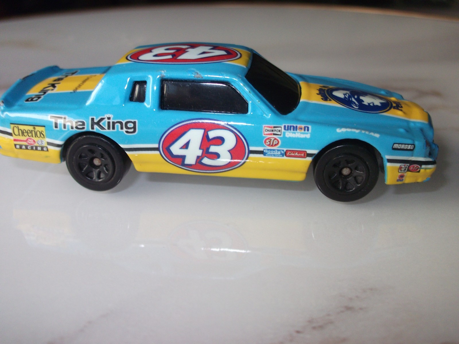 THE KING Richard Petty Vintage 1984 Pontiac Grand Prix 1/64 NASCAR