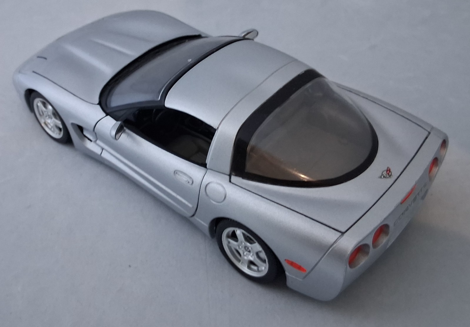 1999 Chevrolet Corvette C5 1:18 Diecast (Silver) : Burago