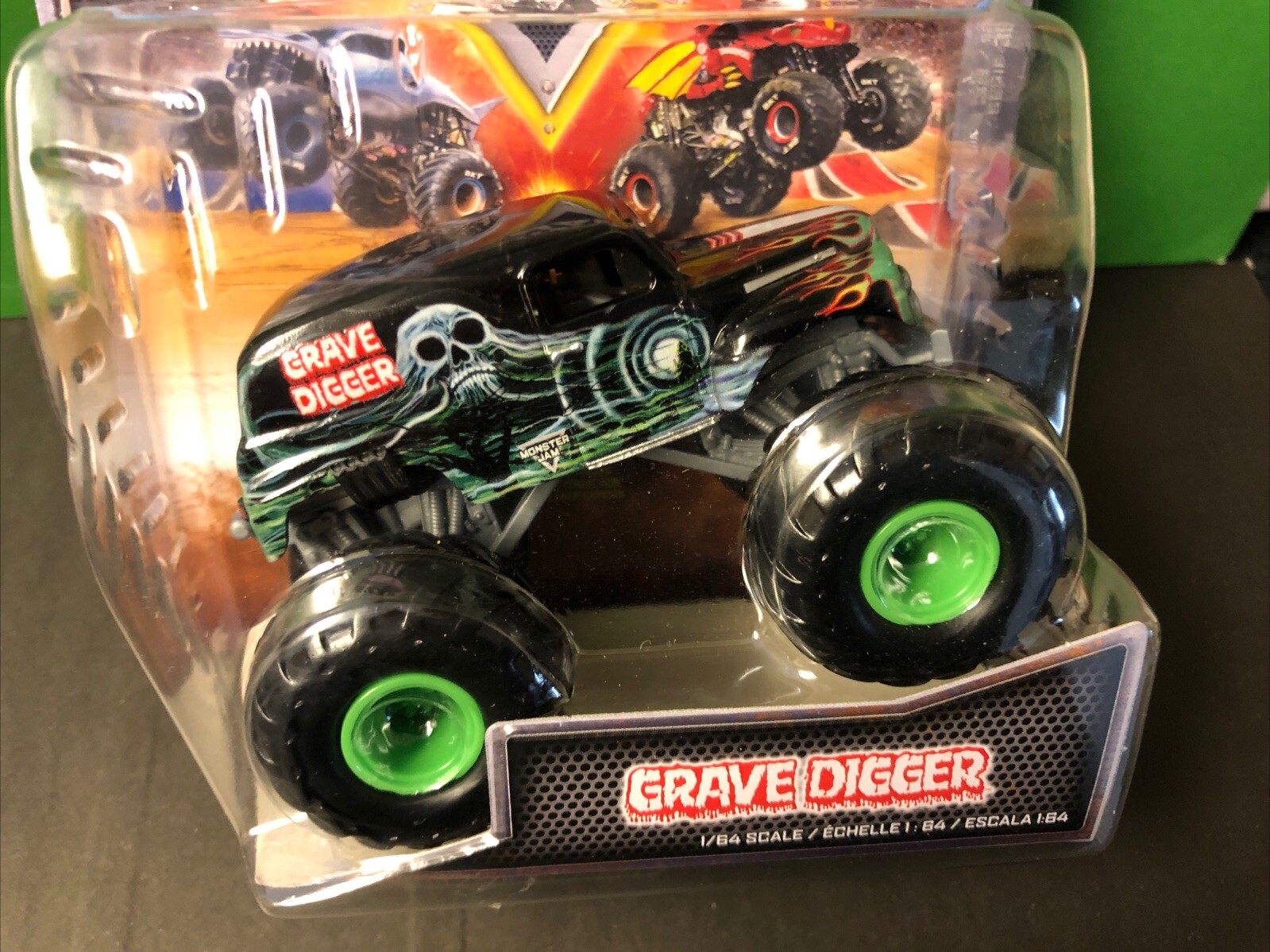 MONSTER JAM SERIES 39 GRANDMA GRAVE DIGGER MONSTER TRUCK 1:64 TRUE METAL NEW