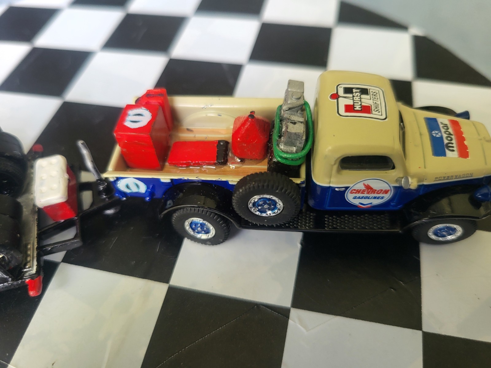 1948 DODGE POWER WAGON WRECKER”CHEVRON” & 69Plym RoadRunner 1/64 Scale Set