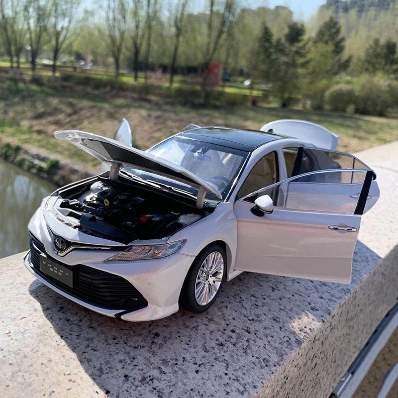 1:18 Toyota Camry 2023 Alloy Diecast Car Model Miniature Scale Model Car Gift