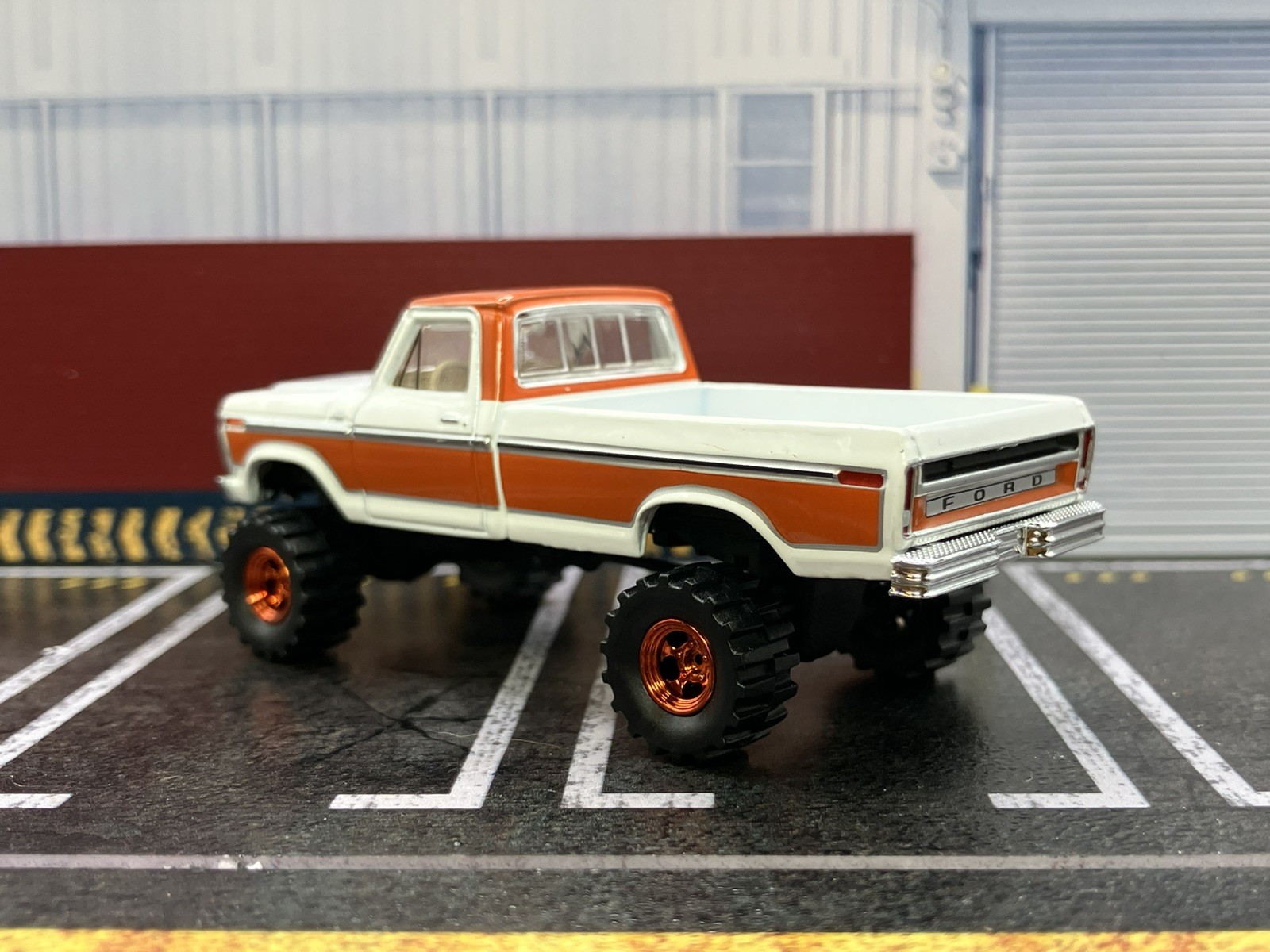 1977 Ford F-150 Ranger Explorer Lifted 4×4 Truck 1/64 Diecast Custom Greenlight