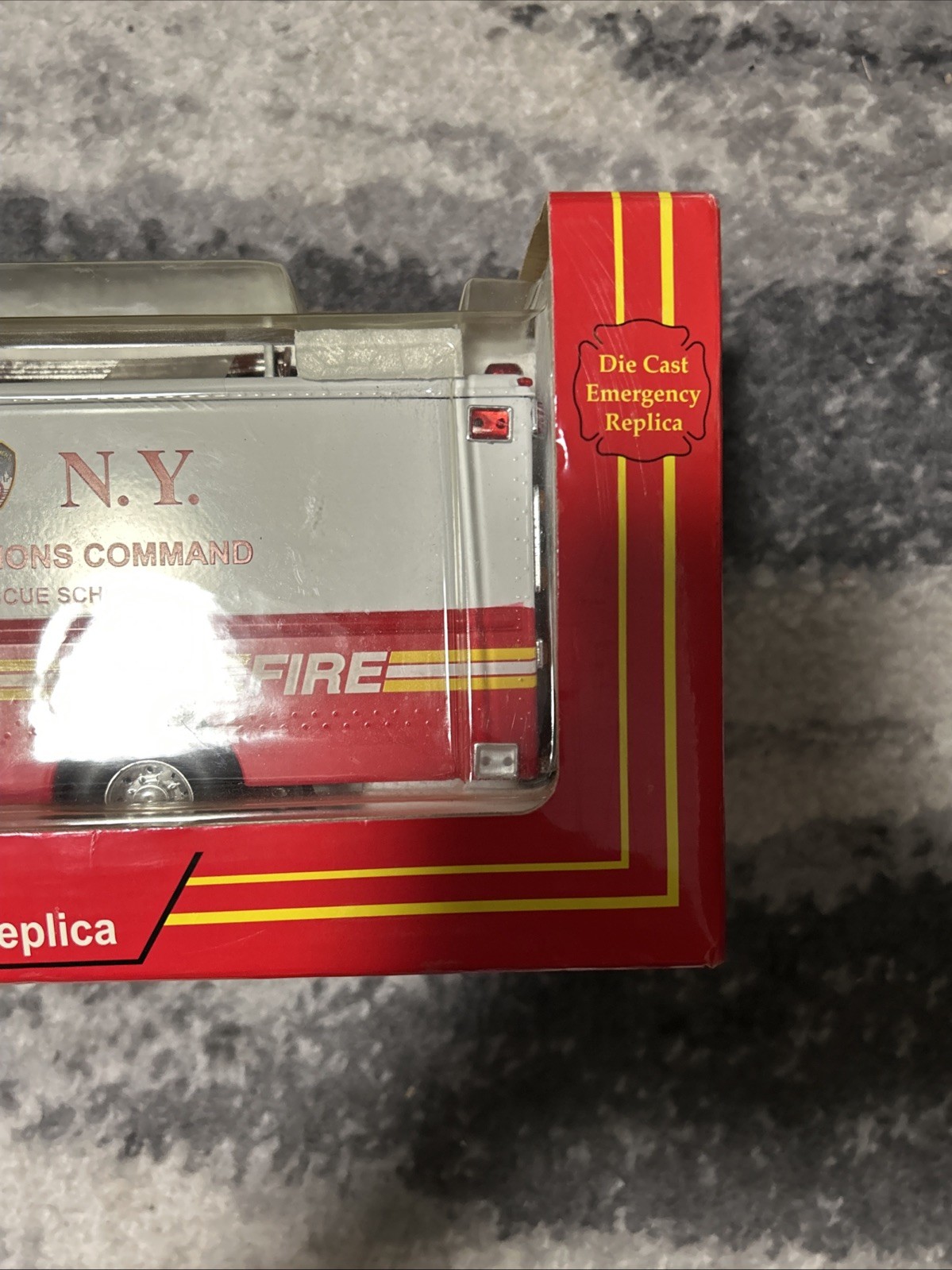 1:32 Code 3 FDNY New York Fire Department Freightliner MT-55 Command Post New
