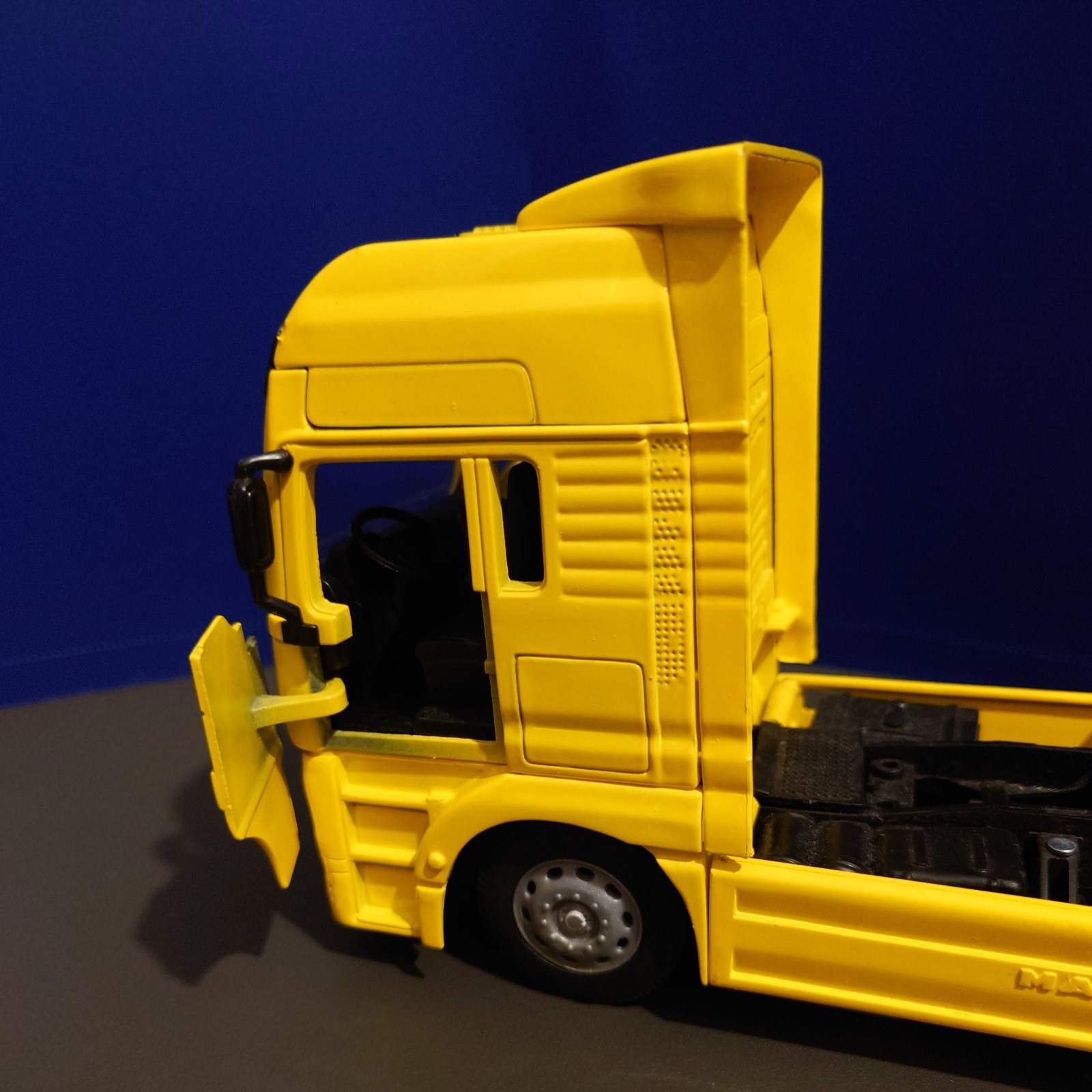 New Ray Man Truck Tractor Unit 1:32 Scale Diecast Model Used