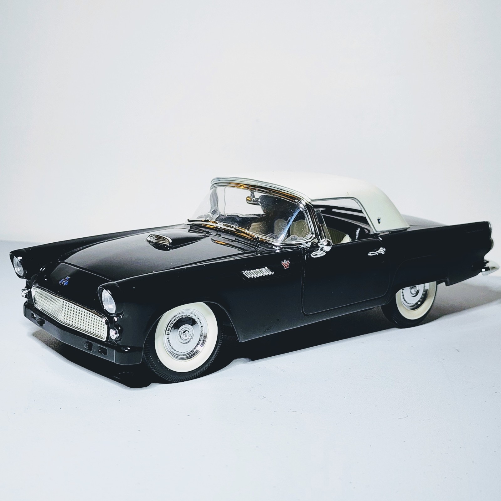 Road Signature 1955 Thunderbird Black w/ Removable Top 1:18 Diecast – Broken