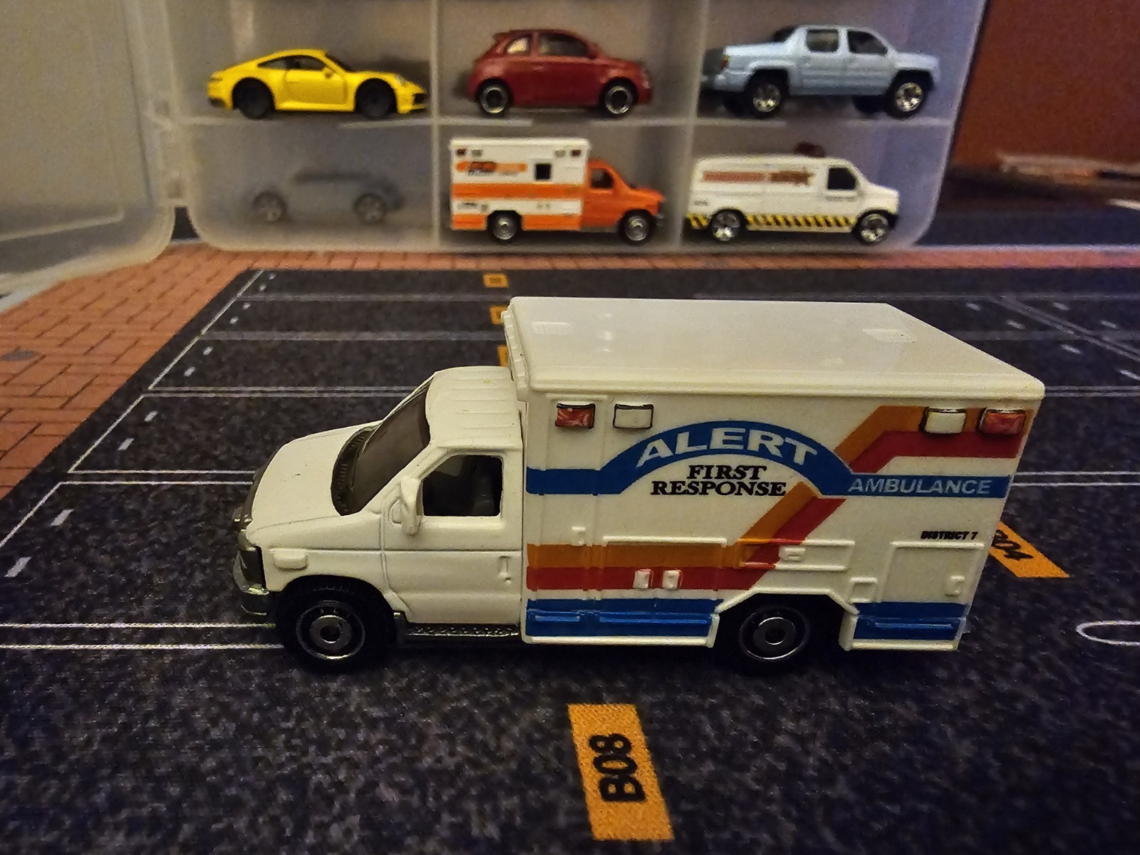 Matchbox Ford E-350 Ambulance white 1/64