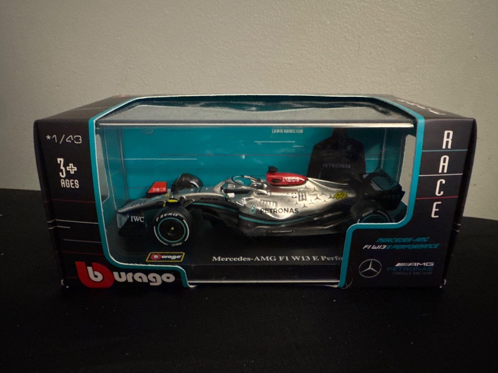 Bburago 2023 Mercedes-AMG F1 W13 E Performance Hamilton #44 1:43