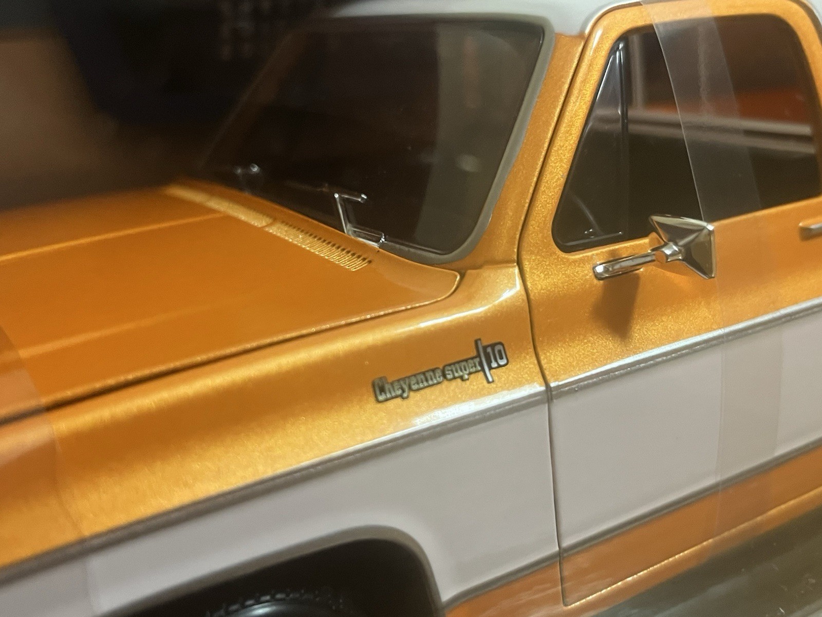 Maisto 1:18 1974 Chevrolet C10 Cheyenne Super Pickup Truck Orange With White Top