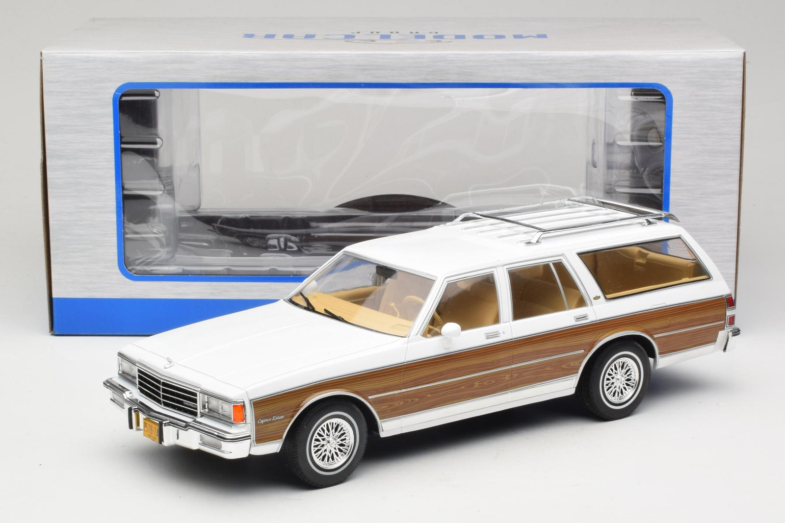 Chevrolet Caprice Estate Wagon White 1:18 MCG | MCG18475