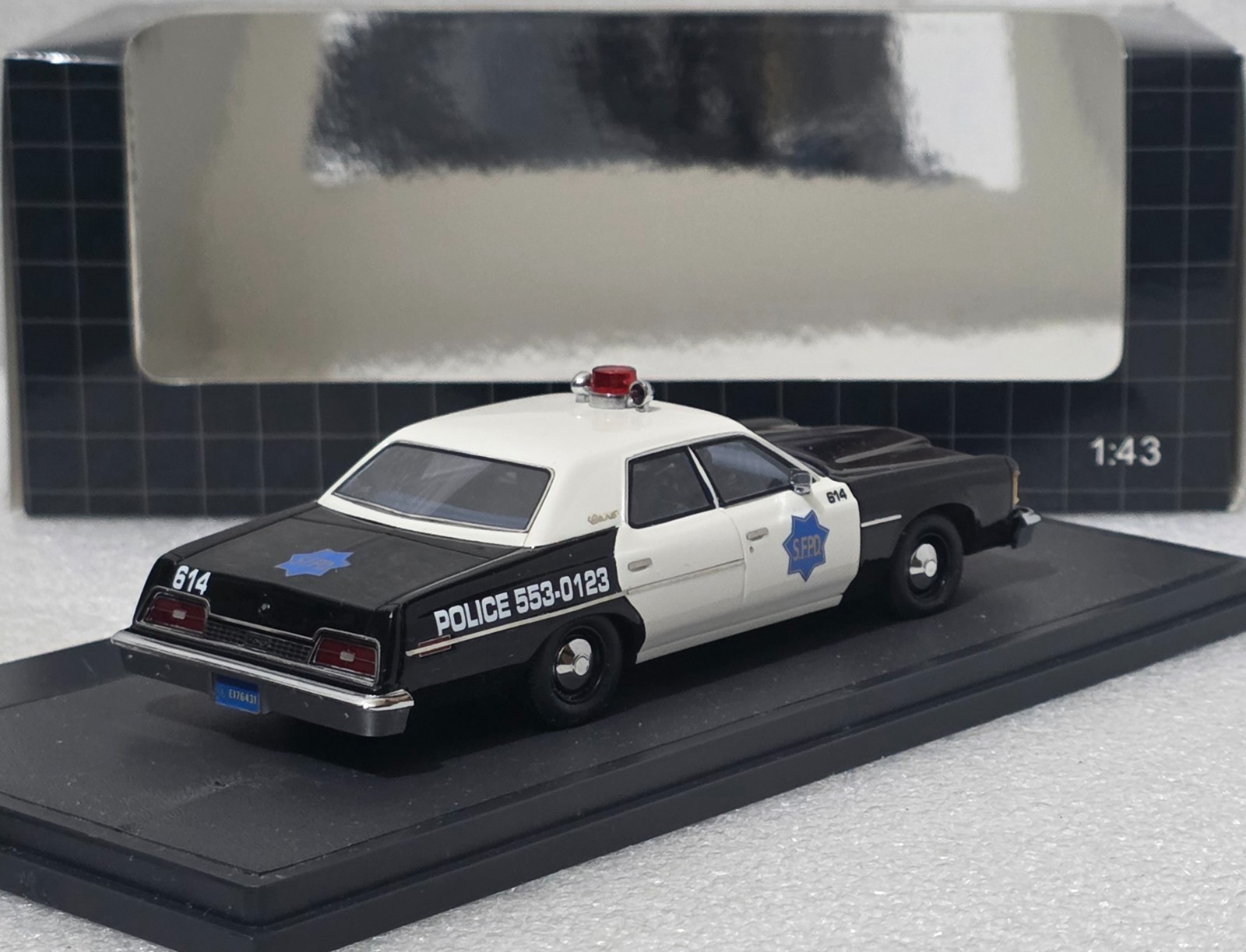 Ford Custom 500 “San Francisco Police Depart.” SFPD 1974 1:43 Matrix MX20603-241