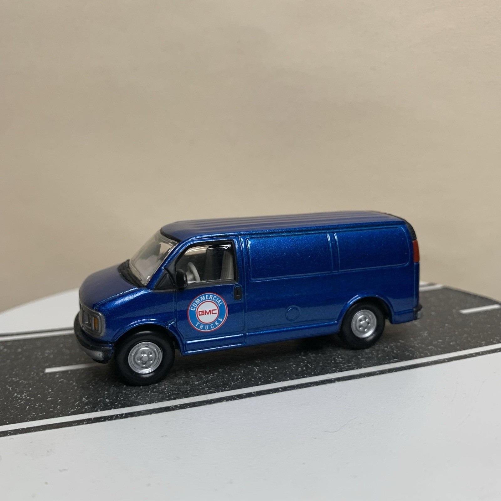 Johnny Lightning Working Class 2000 GMC Savana Van Blue “Commercial Trucks” NM