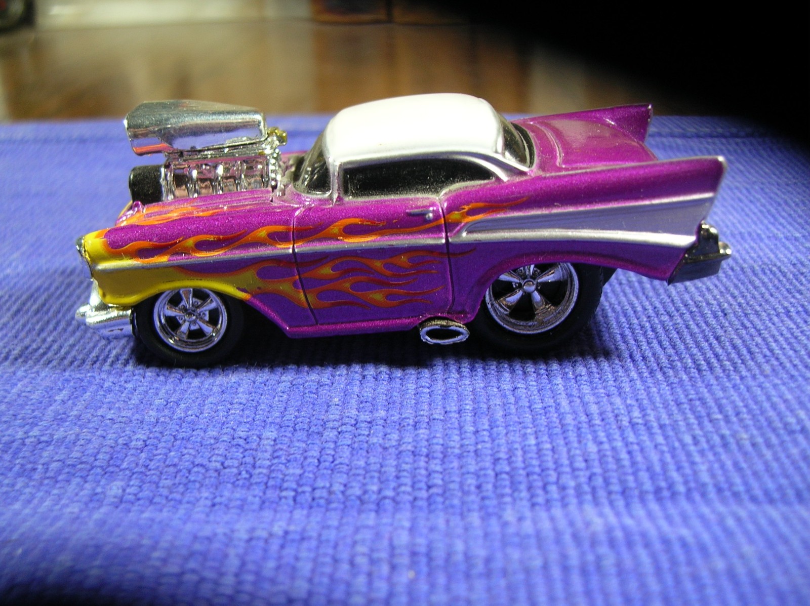 Muscle Machines 57 Chevy Bel Air Purple/White w/Flames 1957 Chevy 3″ long