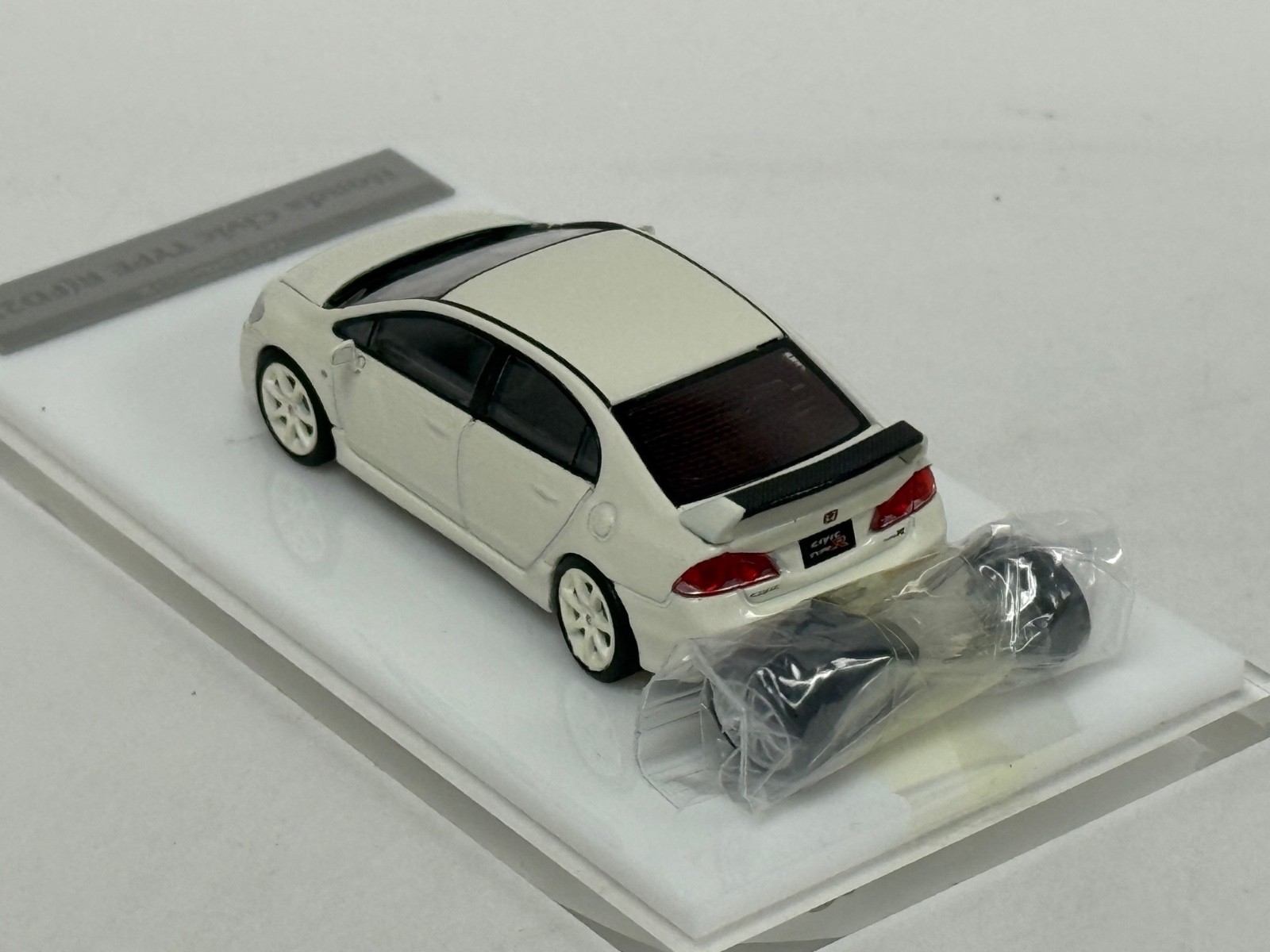 1/64 Motorhelix Honda Civic Type R ( FD2 ) in Championship White MIX 2
