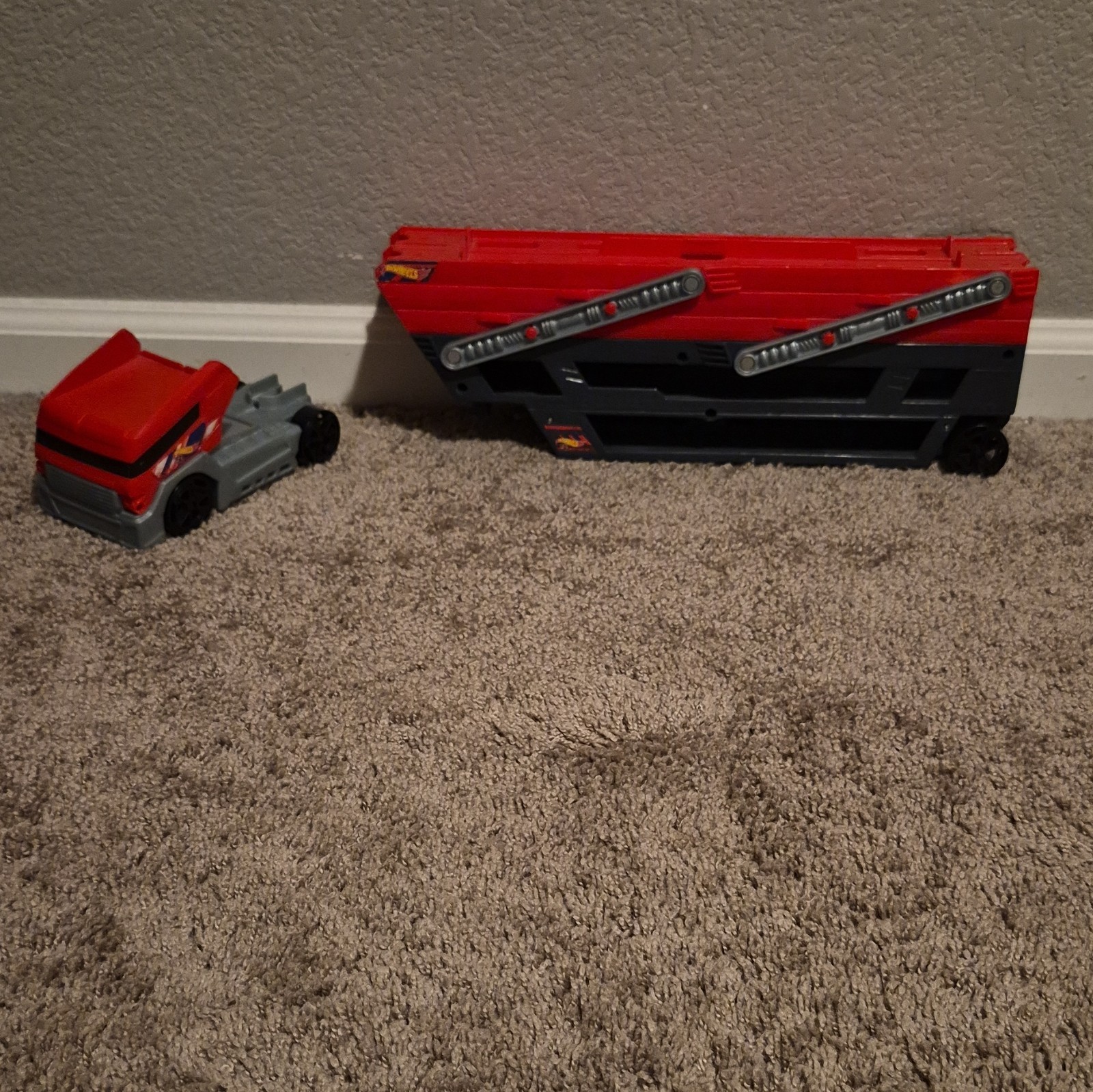 Hot Wheels Plastic Car Carrier Truck w/ Detachable Cab Red Black Gray 18 In