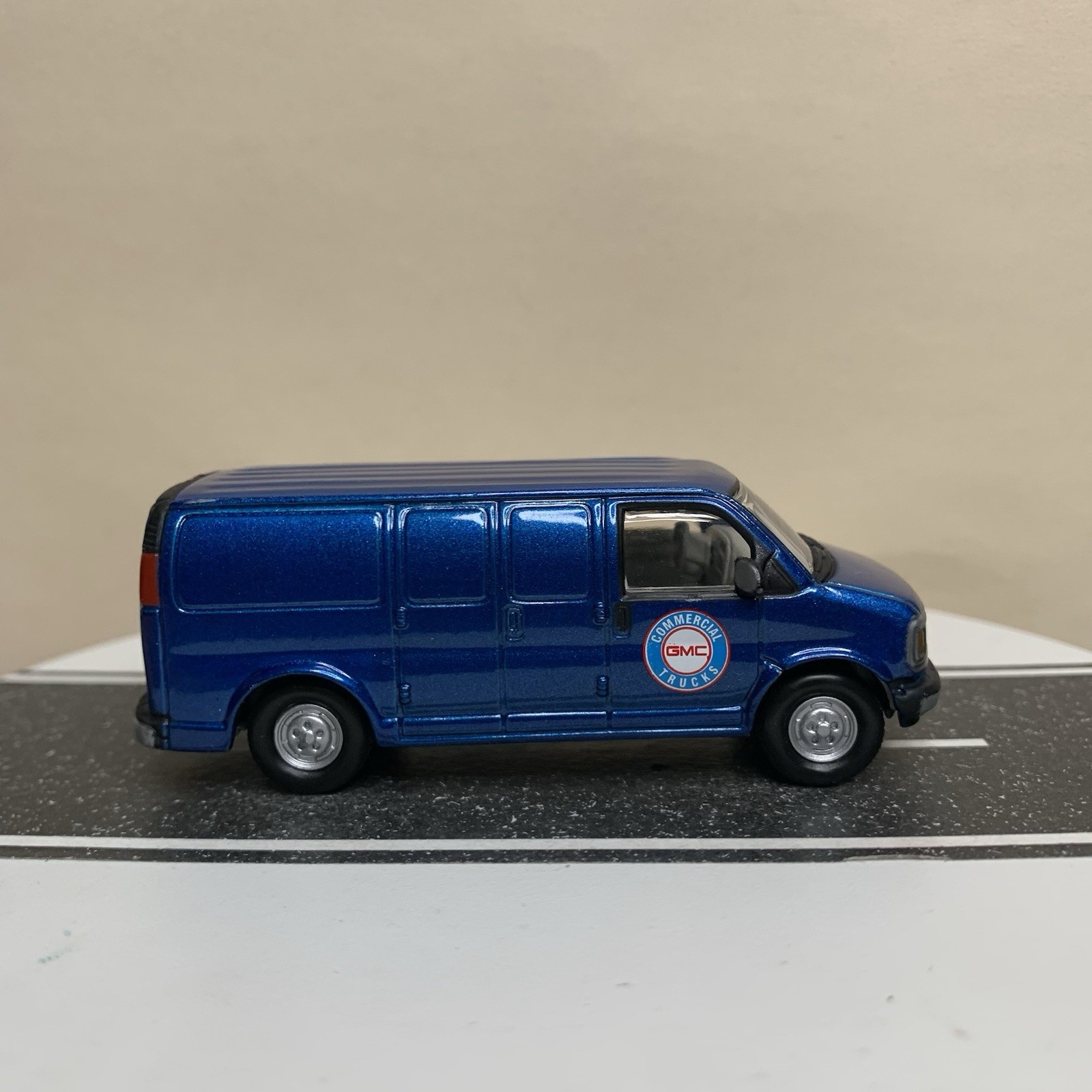 Johnny Lightning Working Class 2000 GMC Savana Van Blue “Commercial Trucks” NM