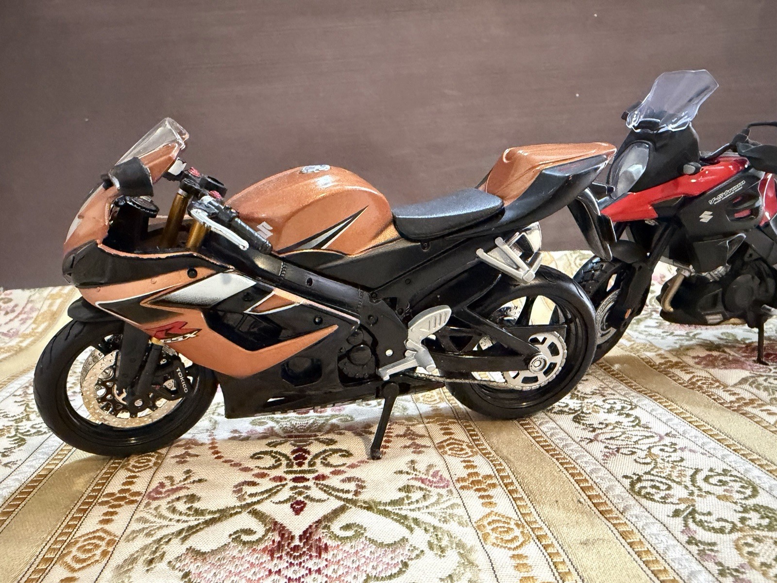 Maisto Suzuki GSX R1000 Bronze 1/12 VStrom 1000 Red Black Diecast LOT of 2
