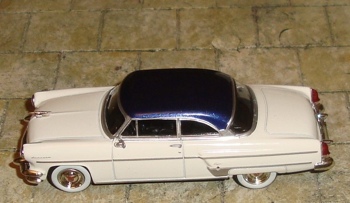 1954 LINCOLN CAPRI – ARCTIC WHITE/ATLANTIC BLUE – 1:64 SCALE – MINI GT