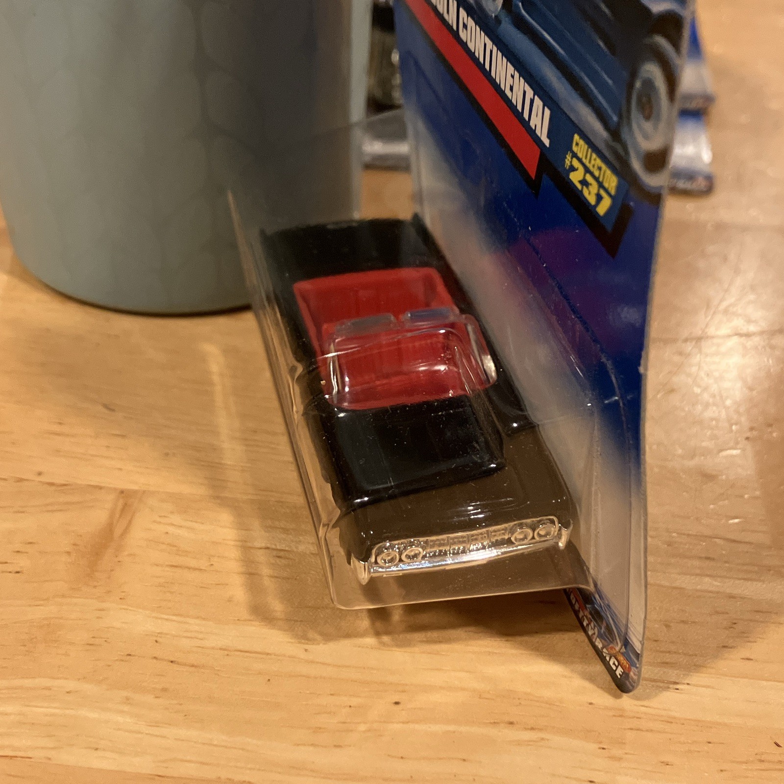 Hot Wheels 1964 Lincoln Continental 1:64 Black/Red Diecast Unopened Box 2000