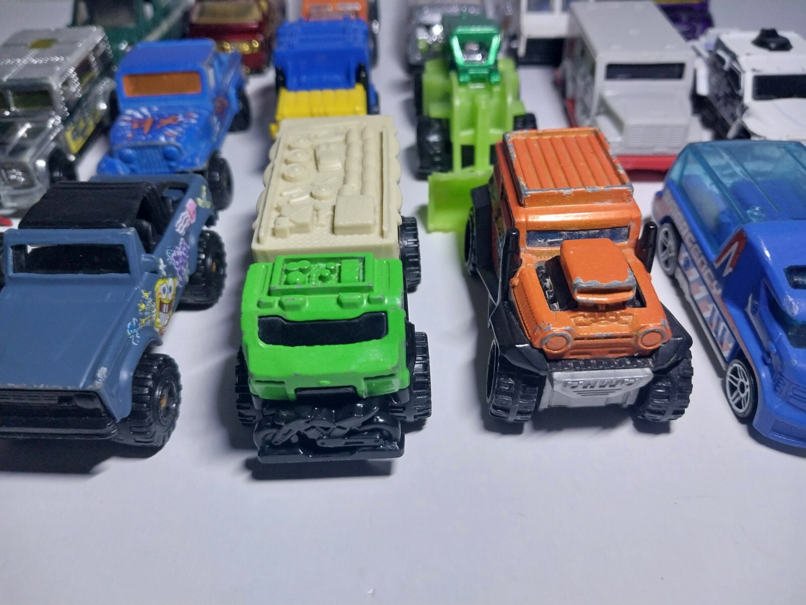 Lot 18 Hot Wheels & Matchbox Truck Bus Jeep Ect Please See Photos
