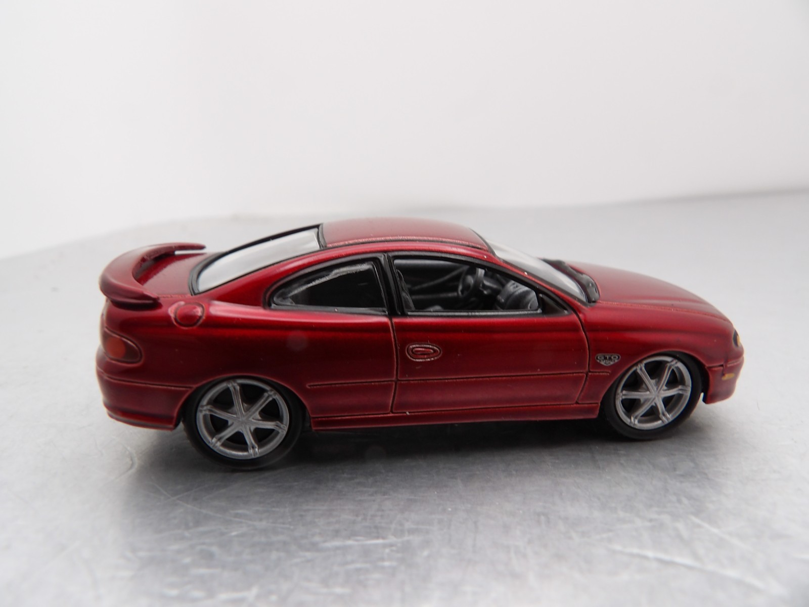 2004 PONTIAC GTO 2004 JOHNNY LIGHTNING LIGHTNING STRIKE NEW CARS 1:64