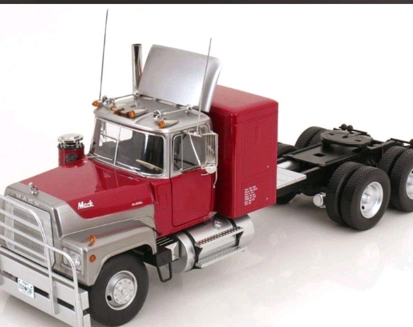 Road Kings MACK RL700L TRACTOR TRUCK 3-ASSI 1974red/silver in 1/18 Scale New!