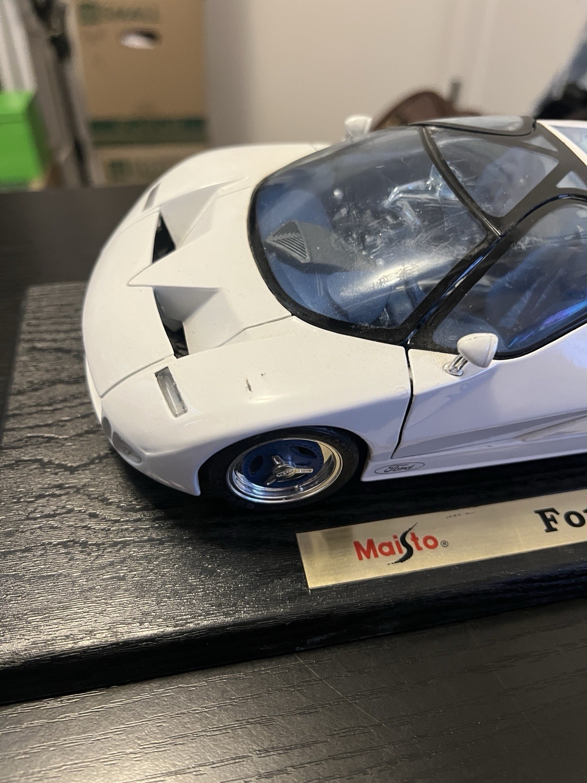 Maisto FORD GT90 Special Edition Diecast Model Car White 1:18 Scale With Stand