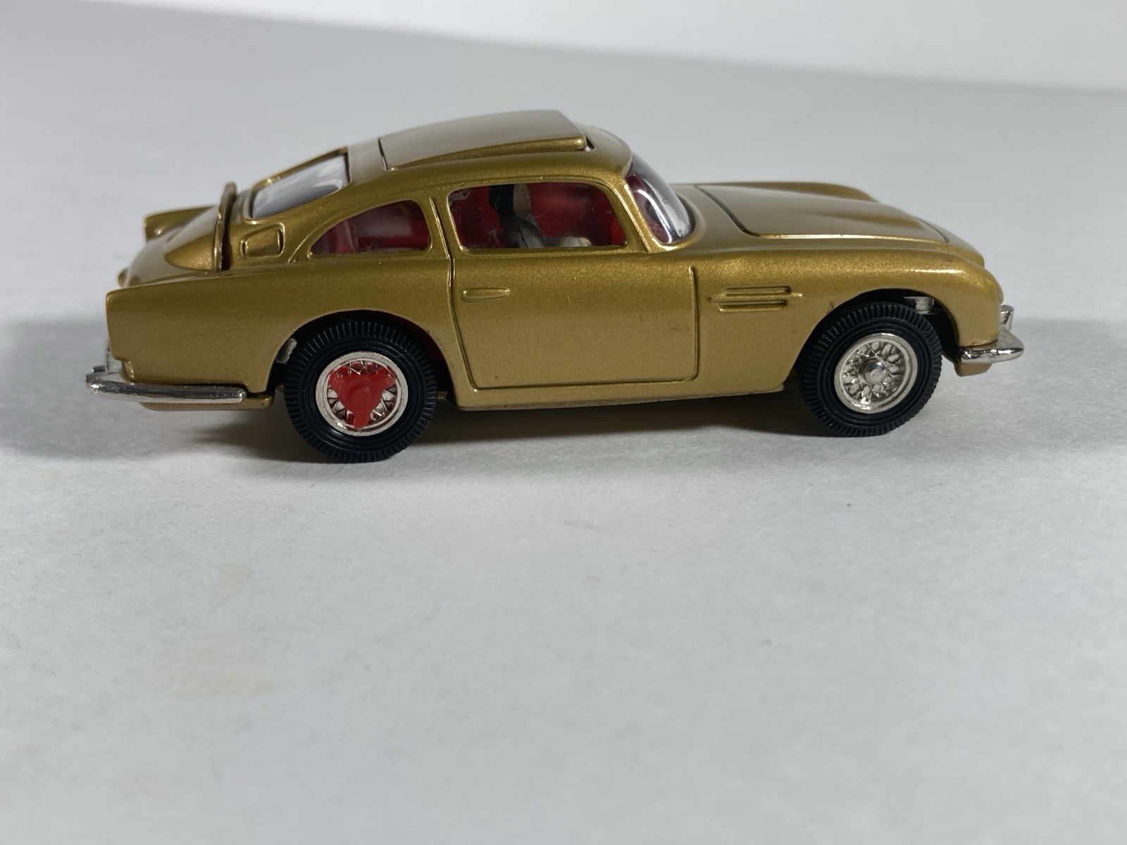 Corgi 1/43 Scale 04201 James Bond 007 Aston Martin DB5 & Oddjob Figure Set
