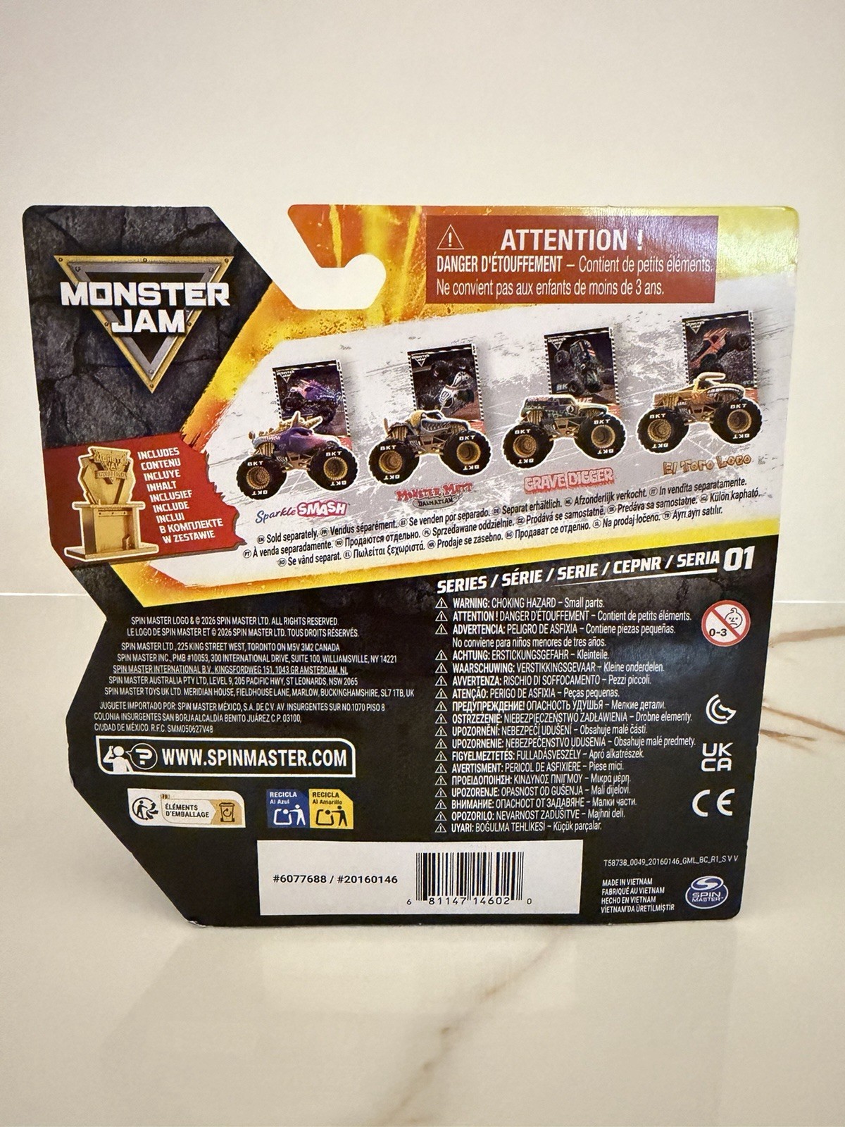 2026 Spin Master Monster Jam SPARKLE SMASH GOLD TROPHY CARD Series 1 1:64 DC
