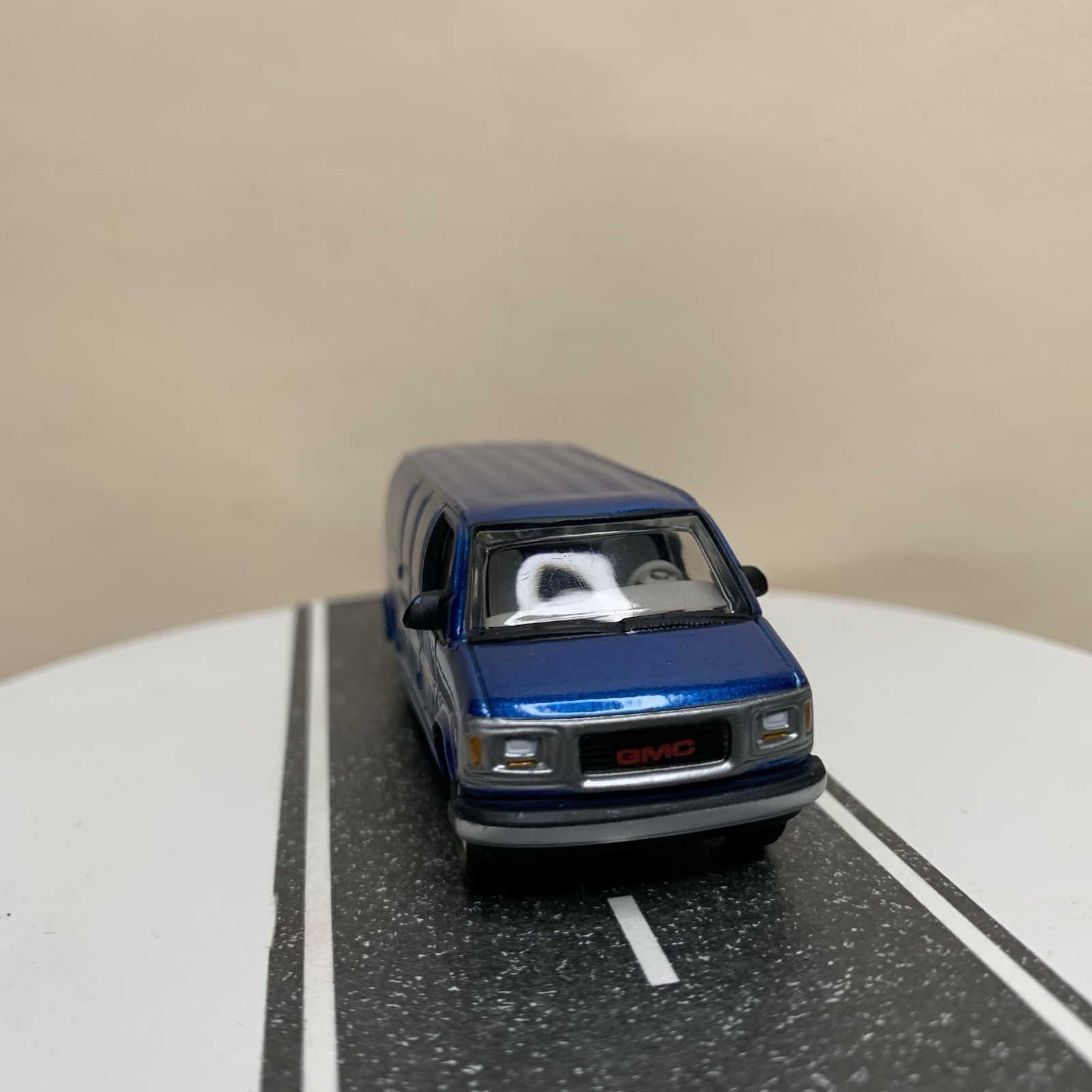 Johnny Lightning Working Class 2000 GMC Savana Van Blue “Commercial Trucks” NM
