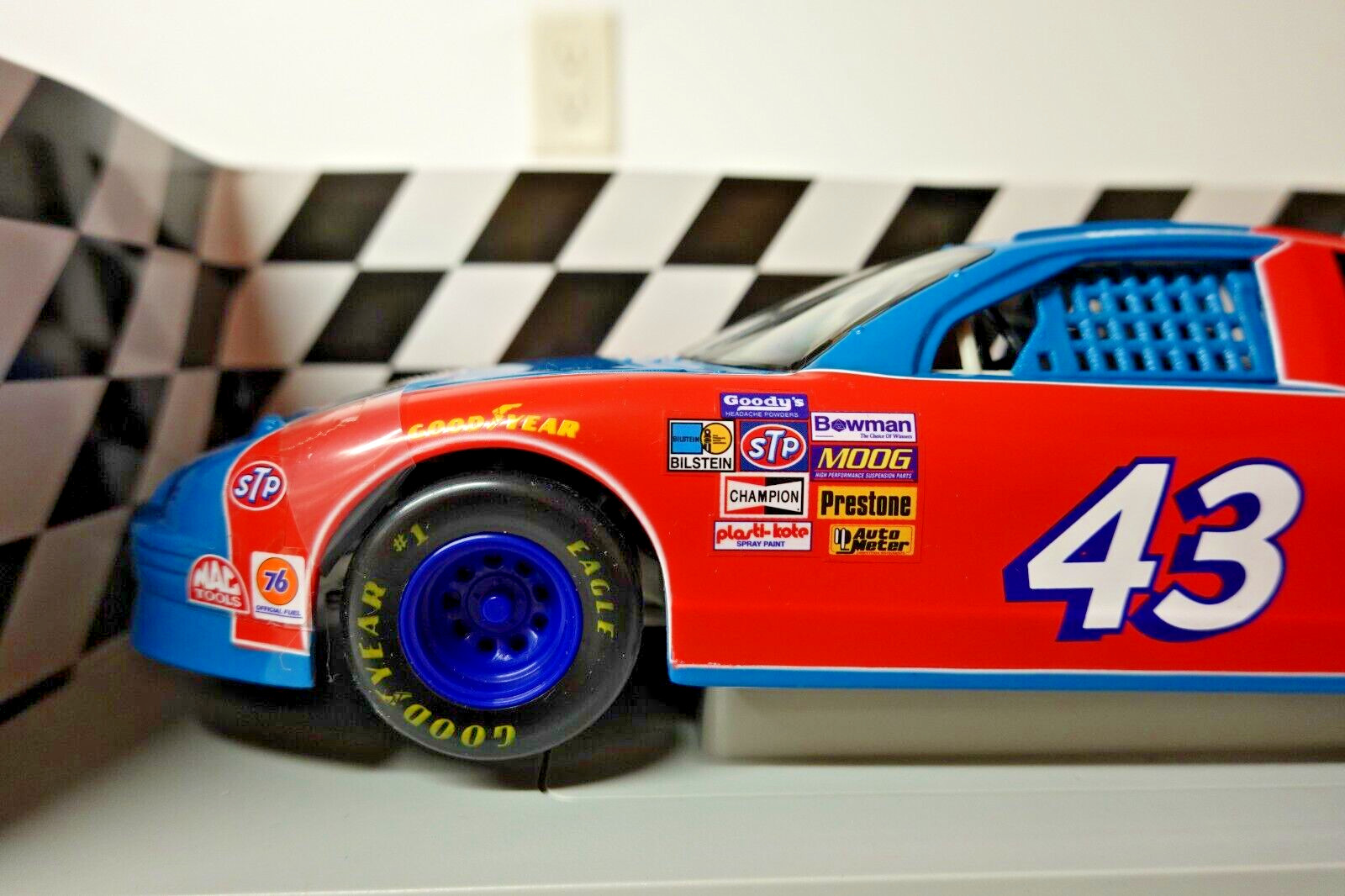 ERTL 7803 RICHARD PETTY STP 25TH ANNIVERSARY AMERICAN MUSCLE 1:18 SCALE N.I.B.