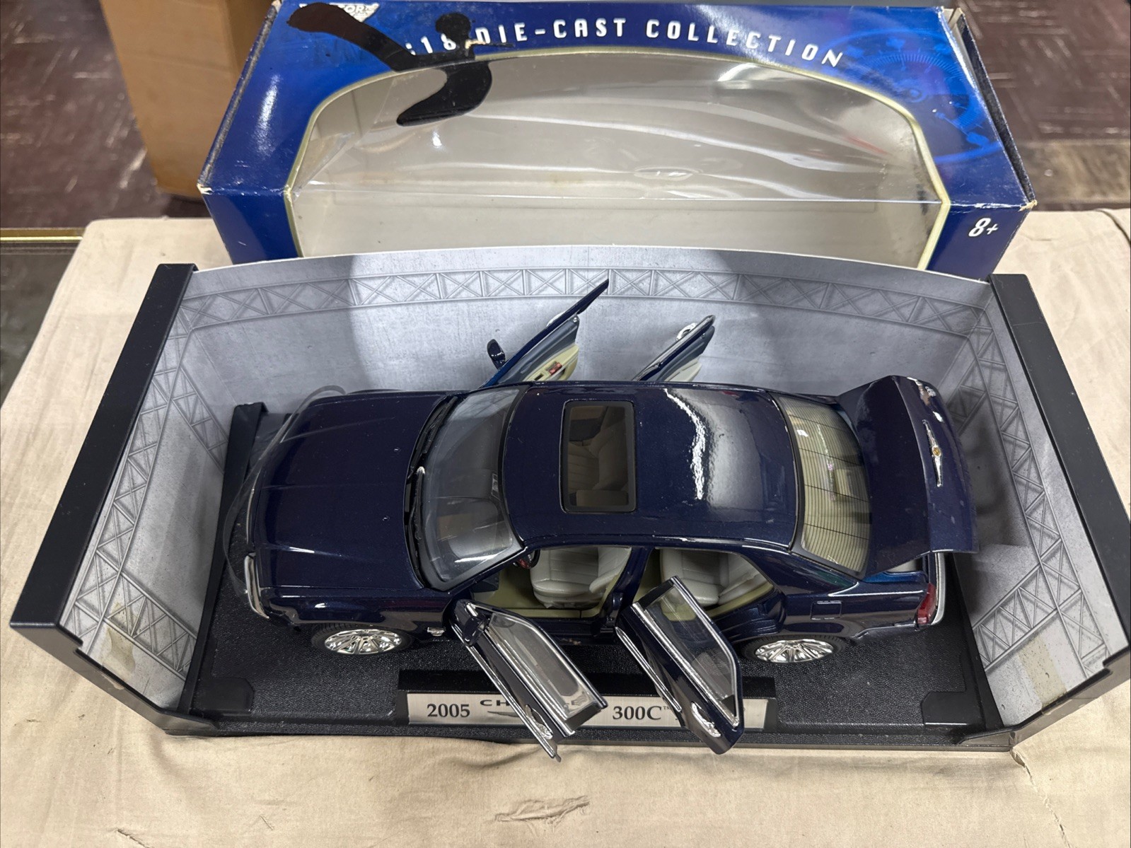 Fairfield 2005 Chrysler 300 Hemi C 1:18 Scale Diecast Model Car Blue 73155