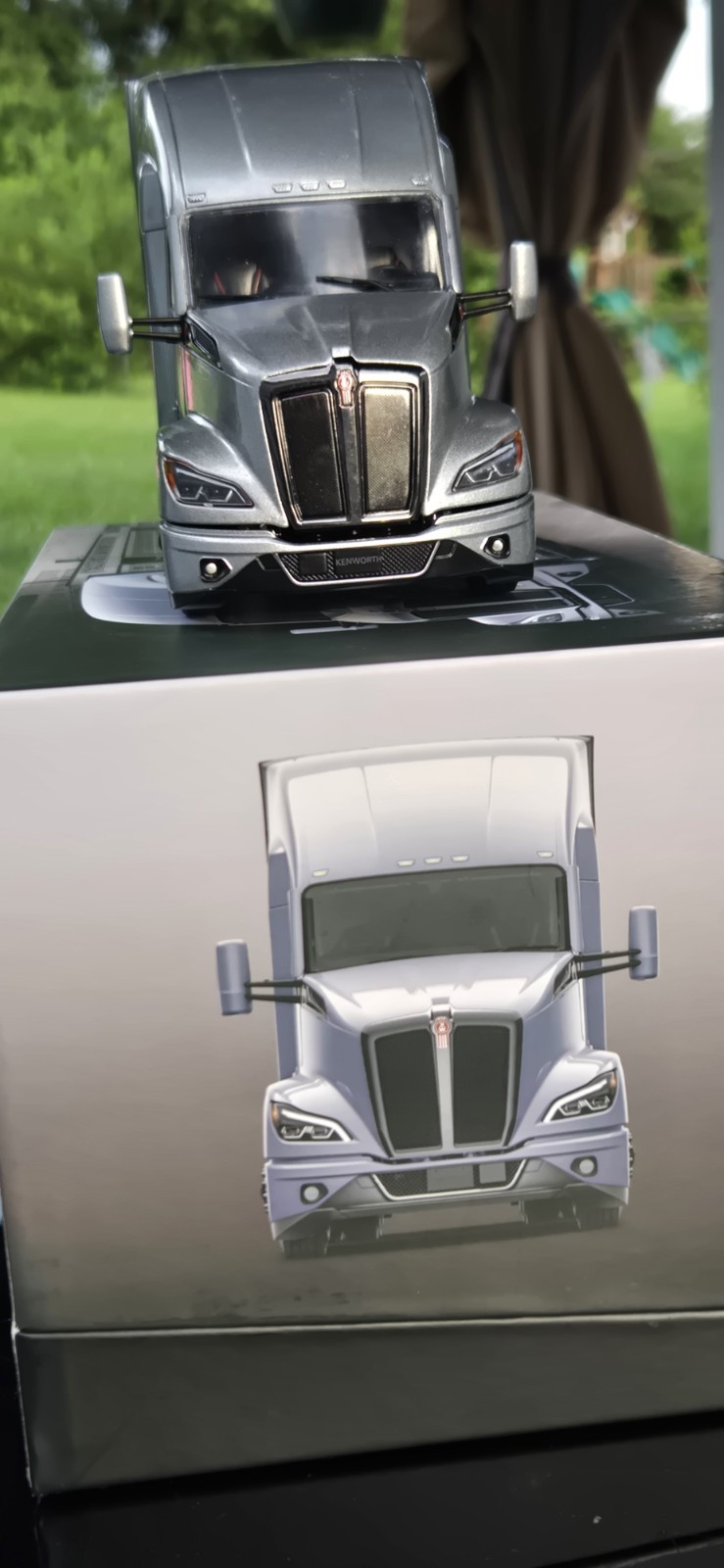 Kenworth 100 T680 1:32 Diecast Semi Truck Model Silver/Black Opening Hood/Doors