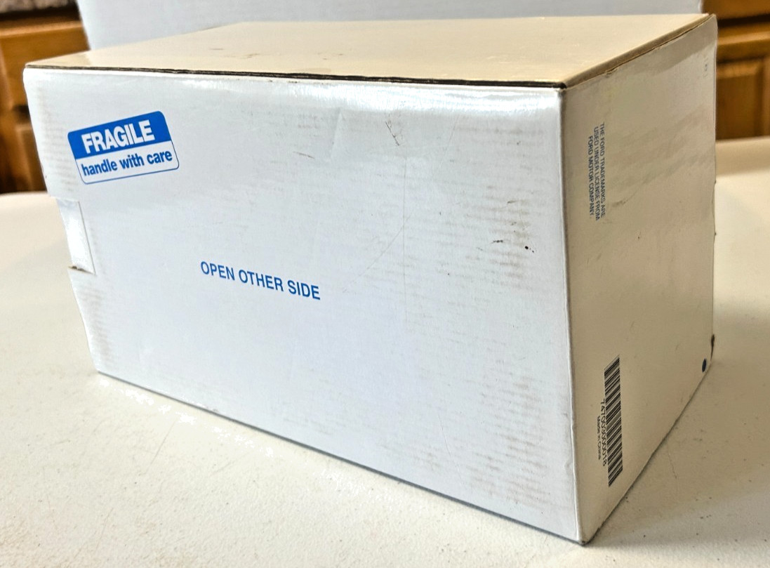 The Danbury Mint 1/16 1962 Ford Model 2000 Blue Diecast Original Box