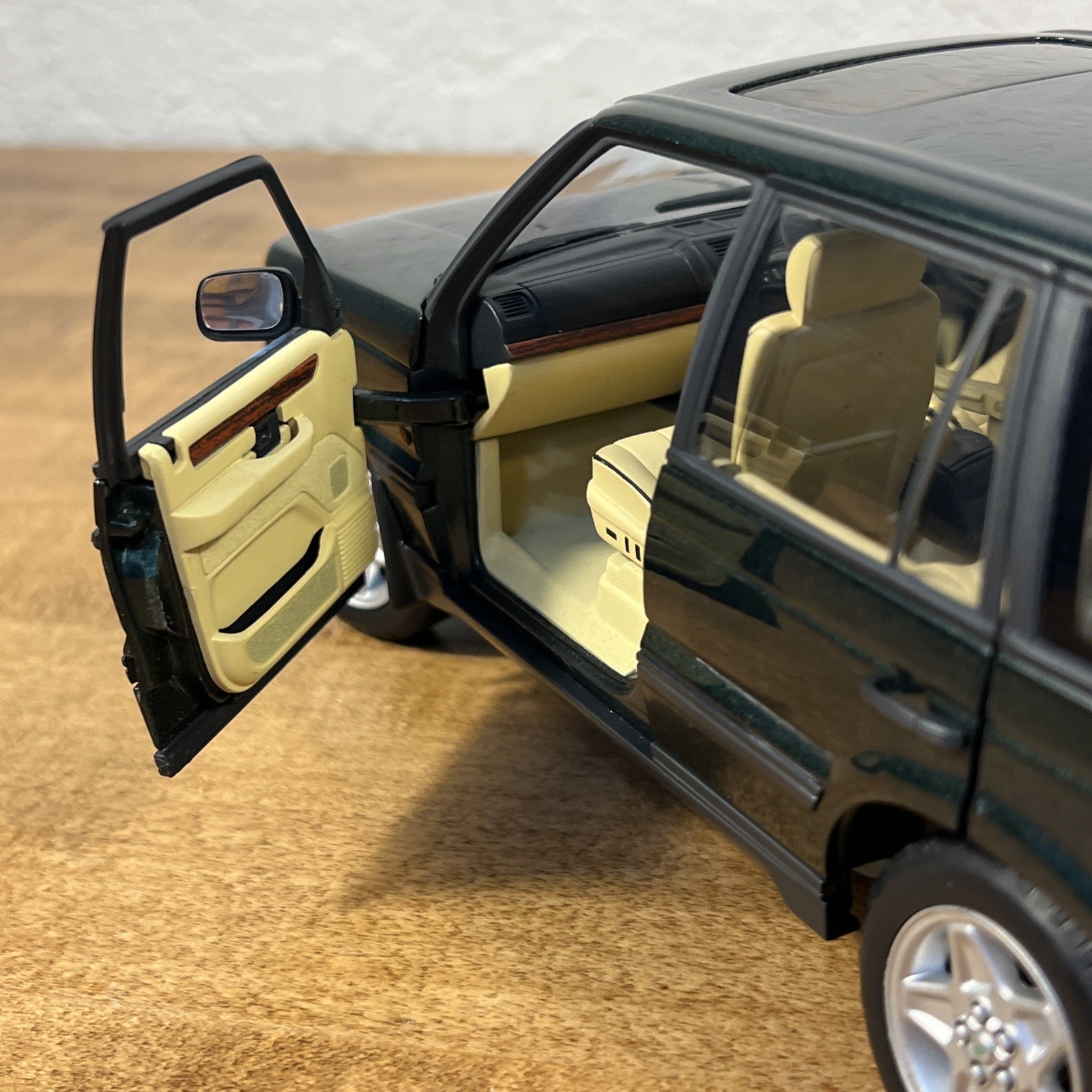 Auto Art Range Rover 4.6 HSE – Off Road Division 1:18 Green