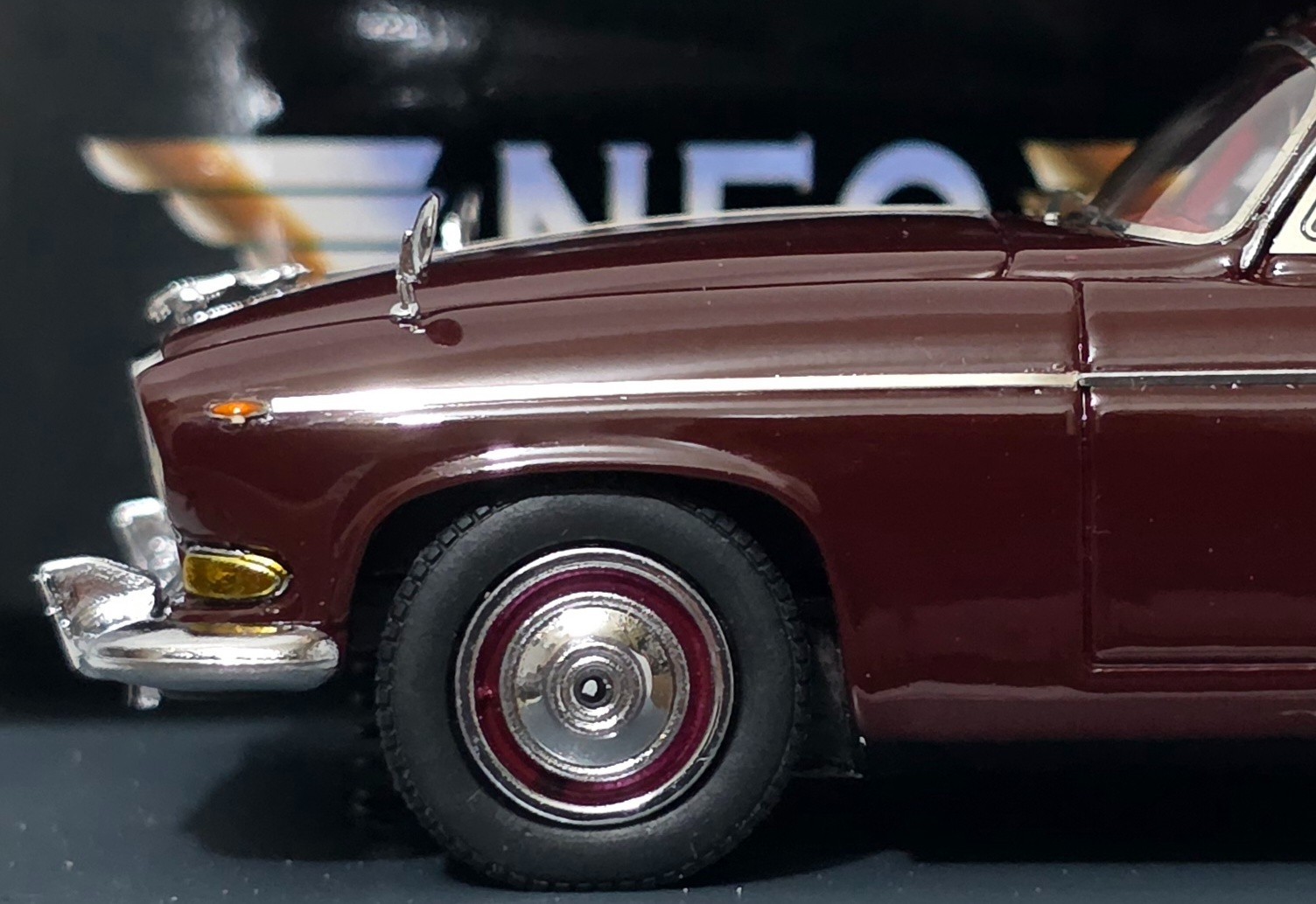 Jaguar 420G RHD 1967 Red 1/43 Neo NEO43908 Resin Model OVP